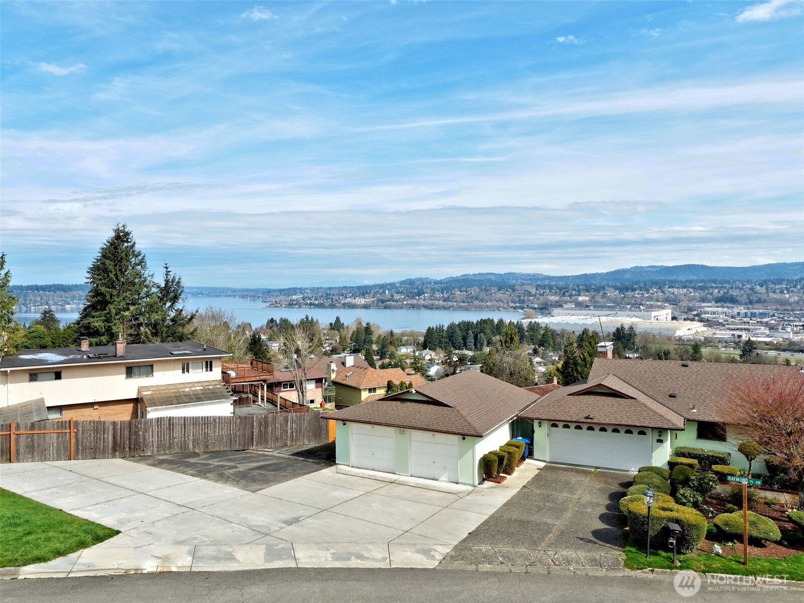 553 Raymond Place NW