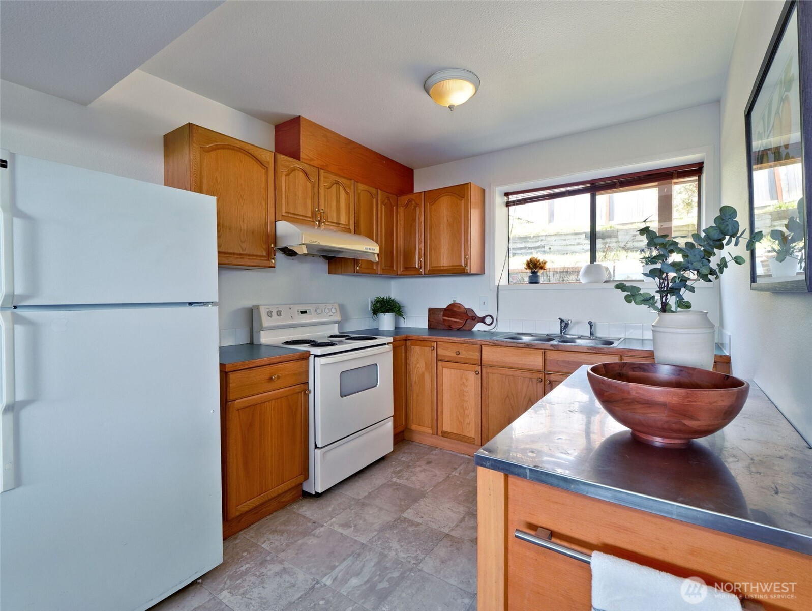 553 Raymond Place NW