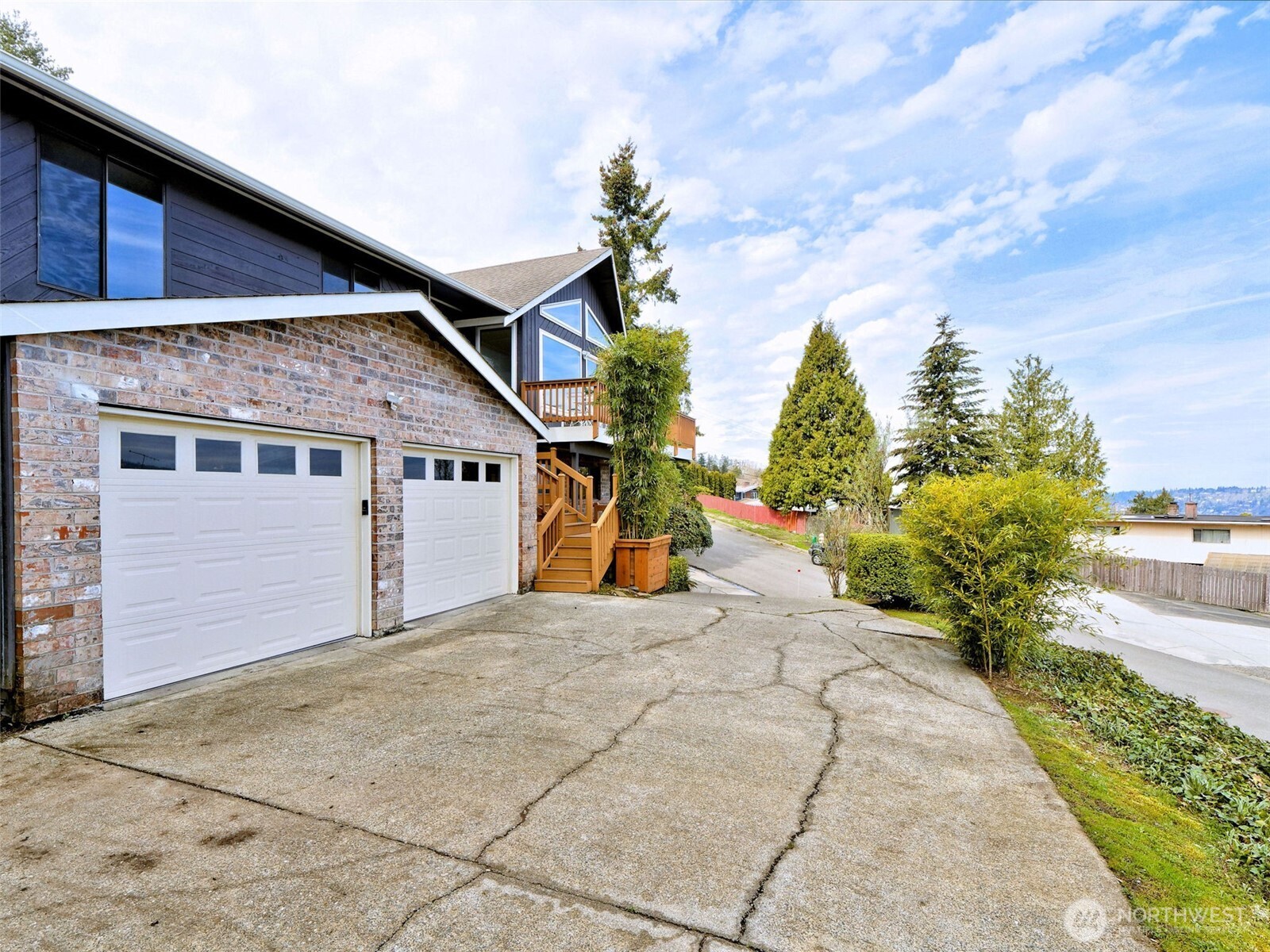 553 Raymond Place NW