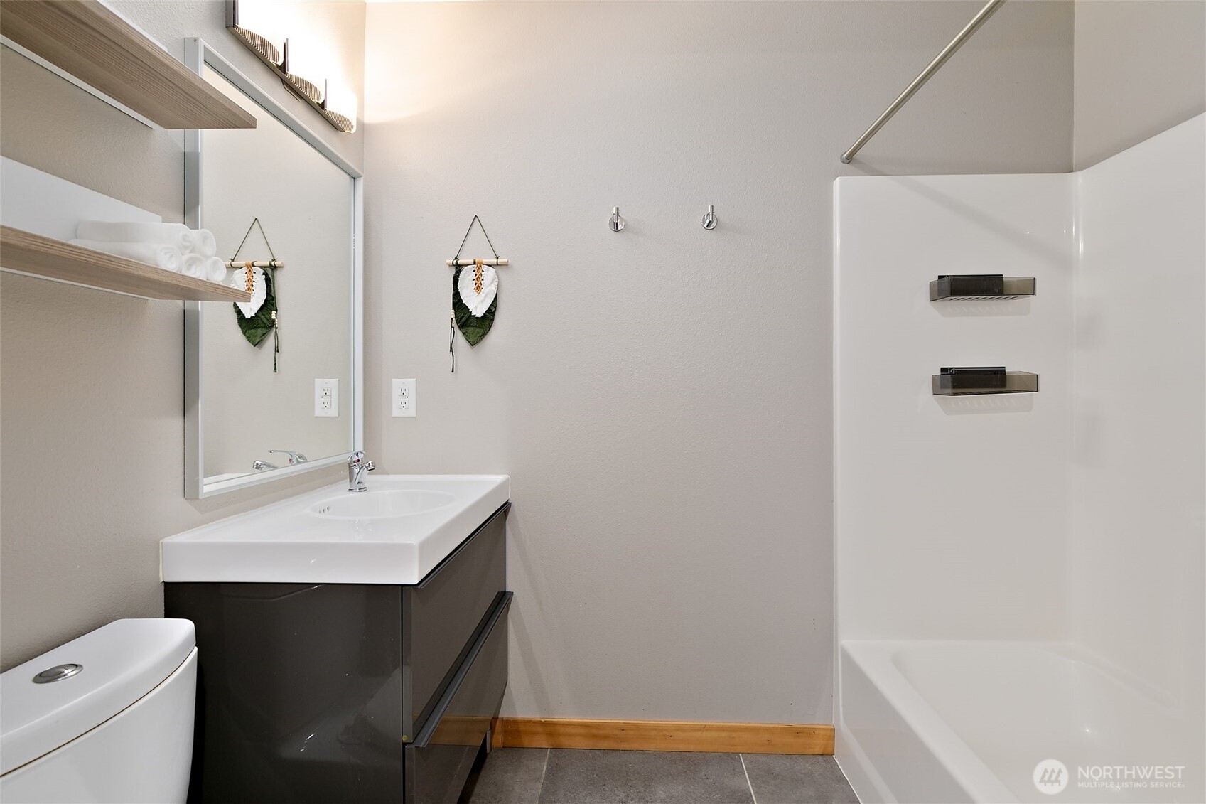 827 Hiawatha Place S Unit: 402