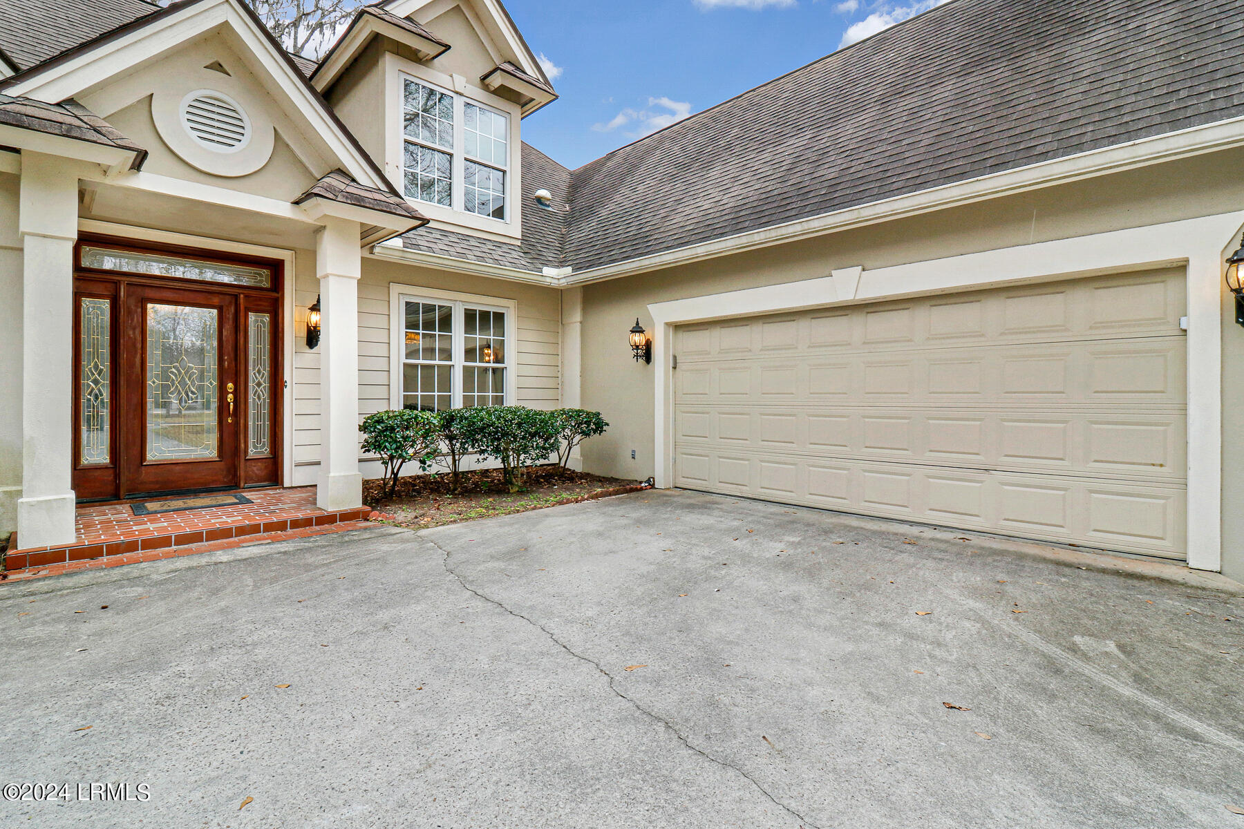 33 White Oaks Circle