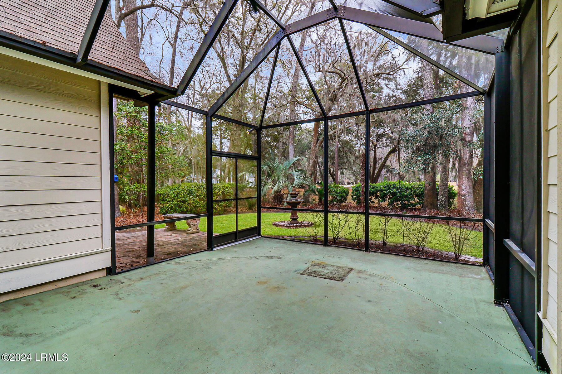 33 White Oaks Circle