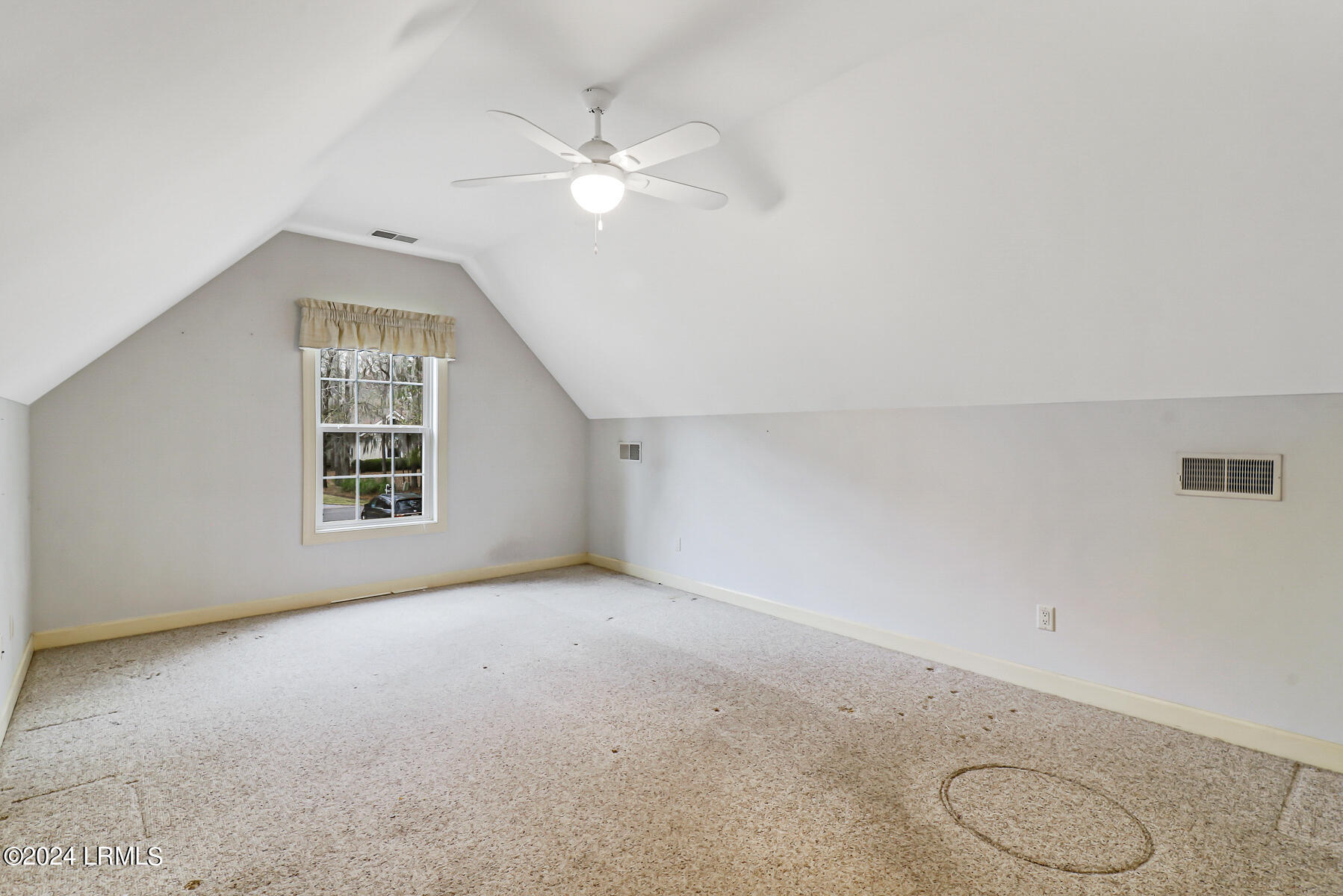 33 White Oaks Circle
