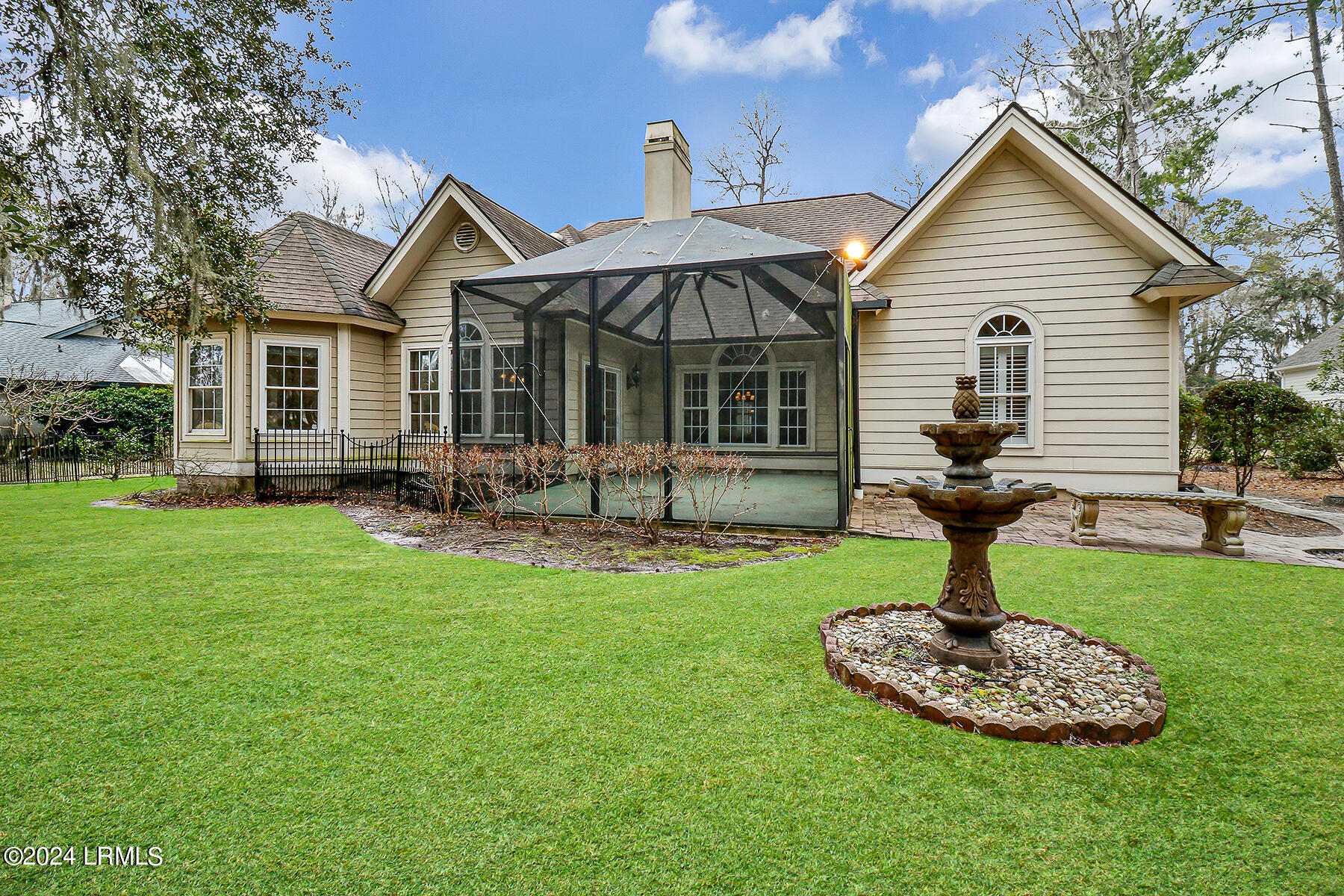 33 White Oaks Circle