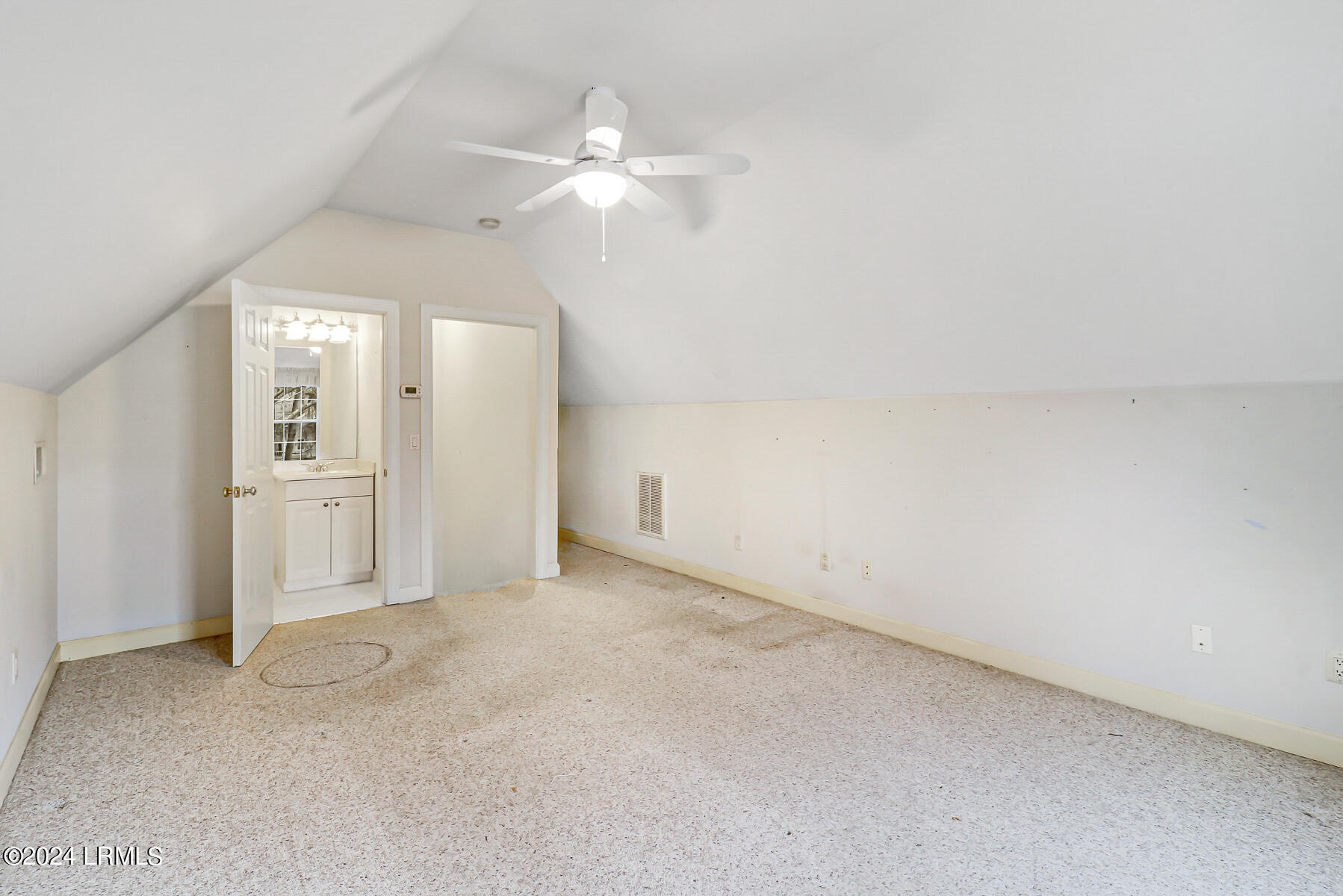 33 White Oaks Circle