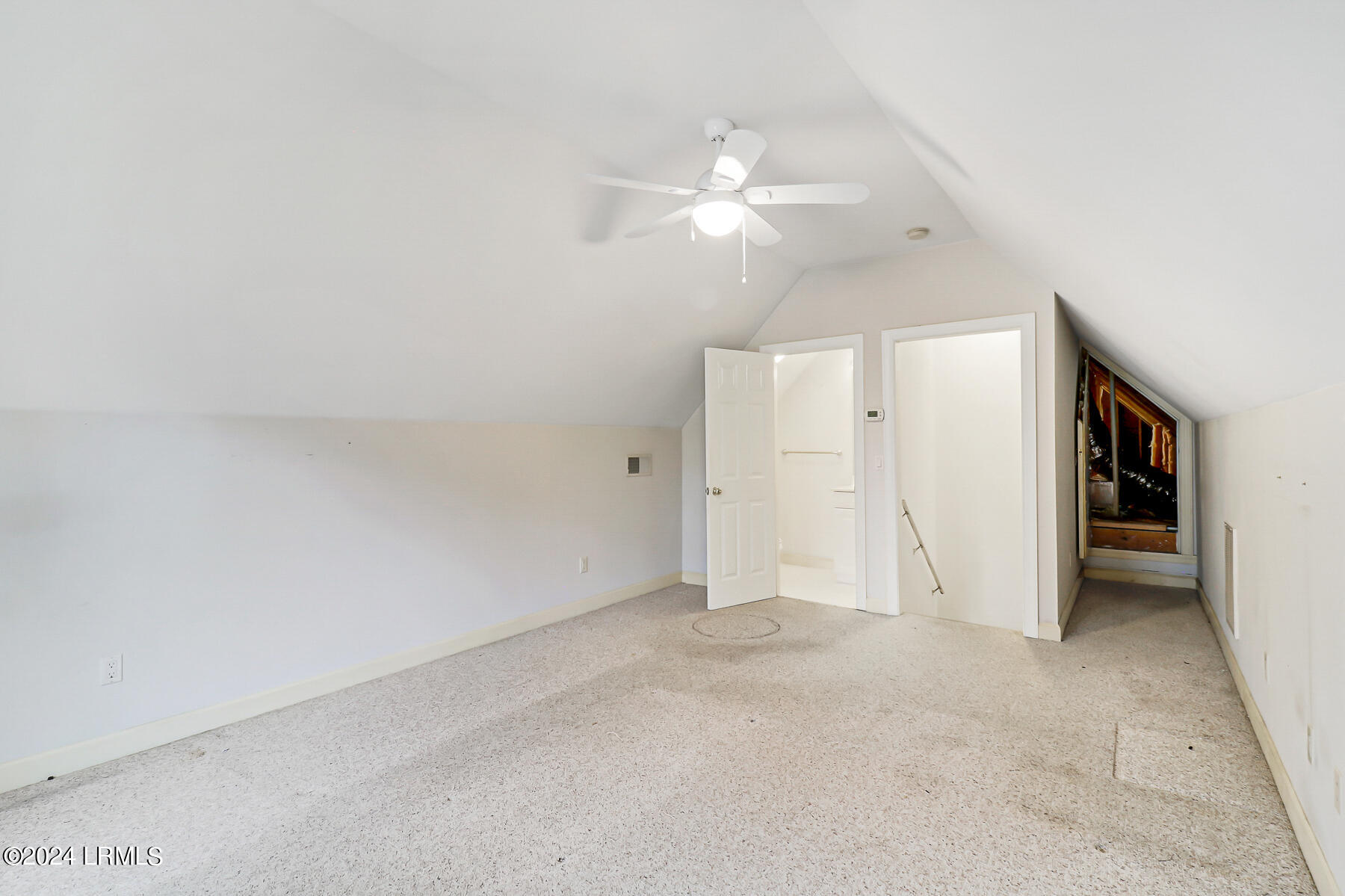33 White Oaks Circle