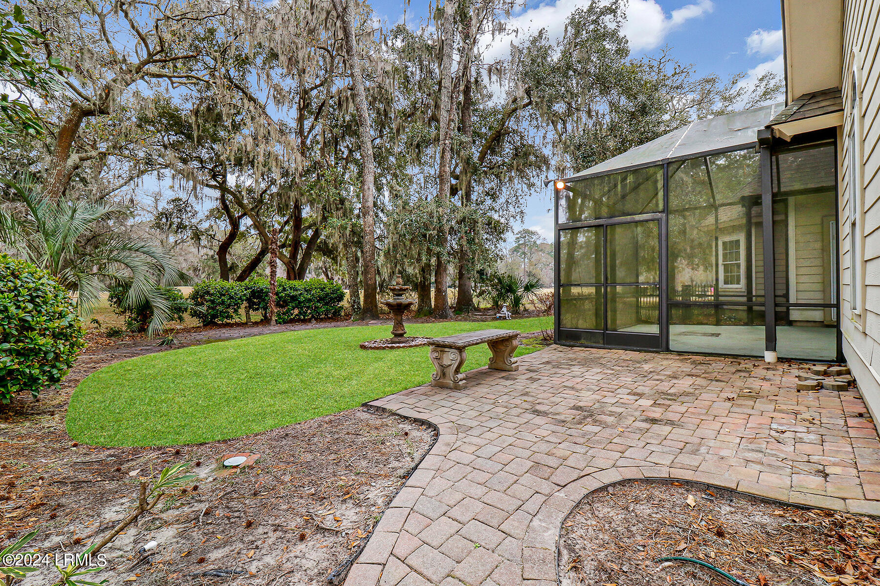 33 White Oaks Circle