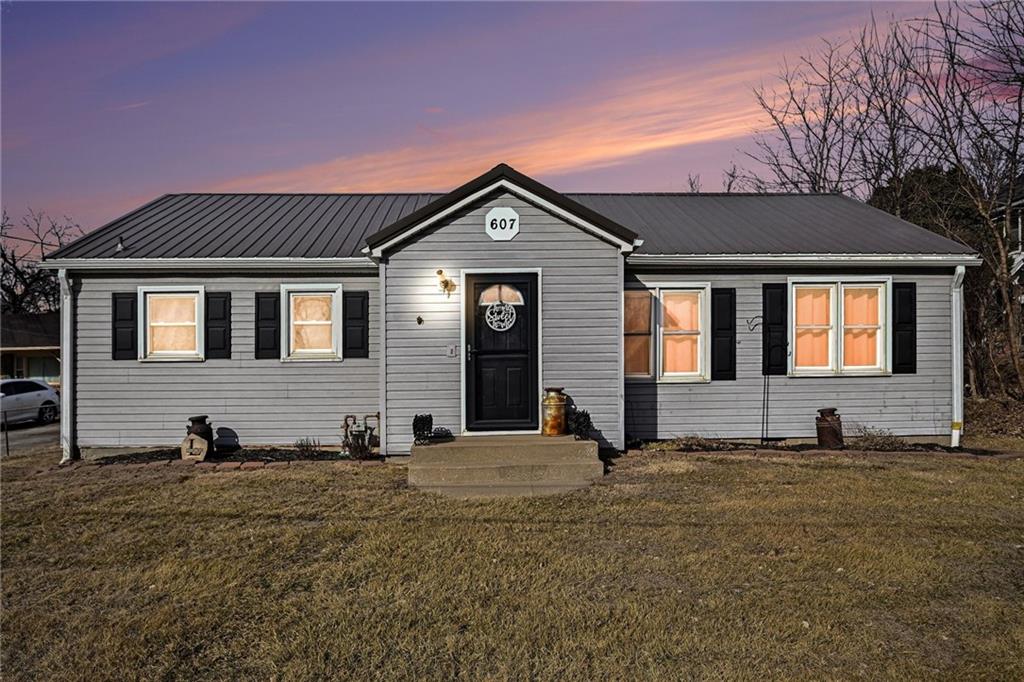 607 W US Highway 71 Highway