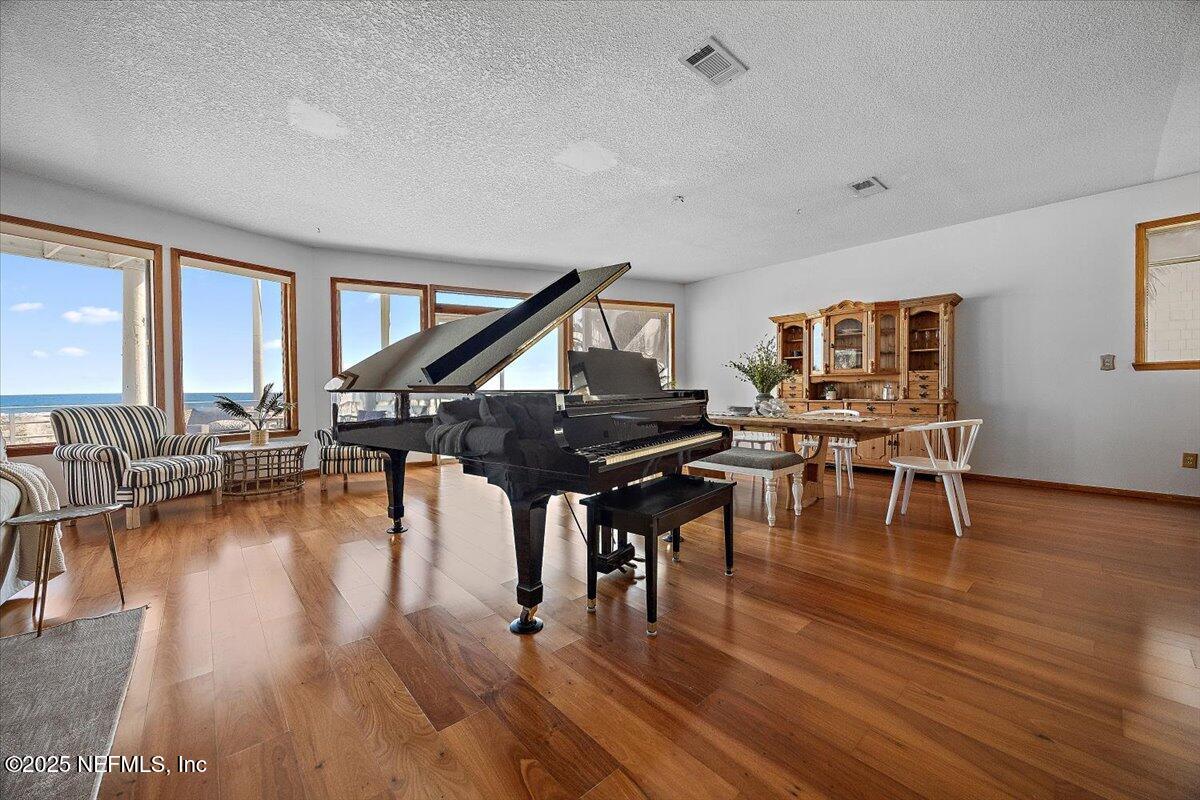 1879 BEACH Avenue
