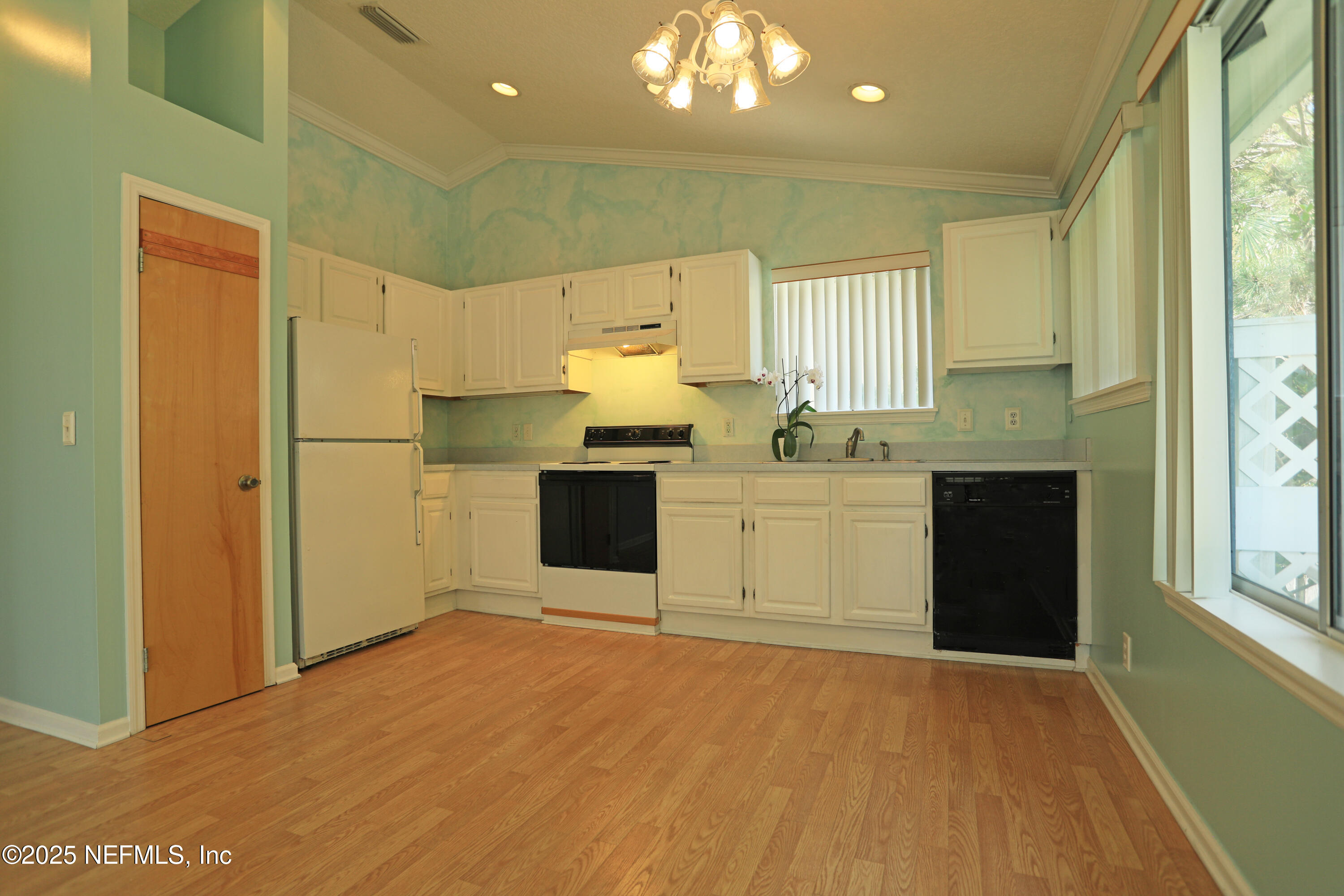 1879 BEACH Avenue