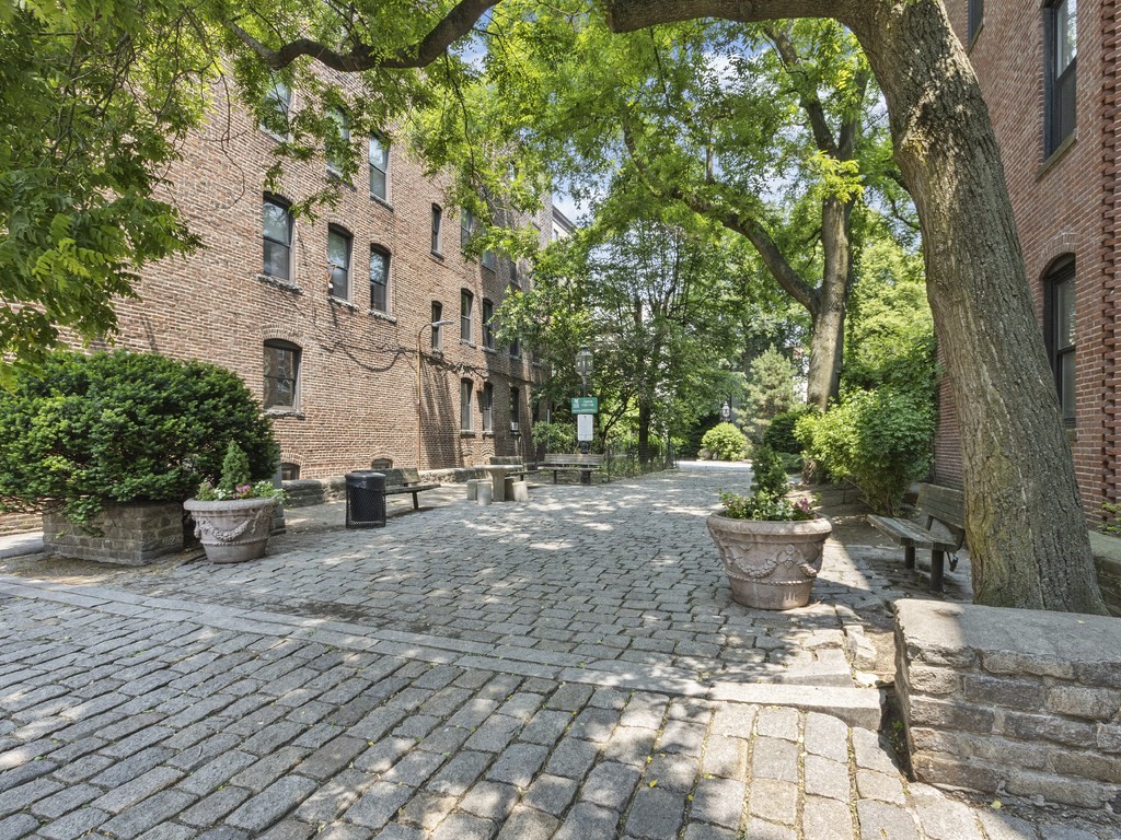 27 Charter Street # 4