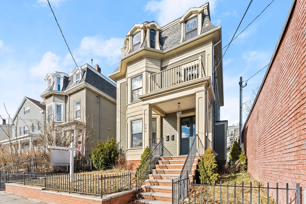 680 Broadway St # 1