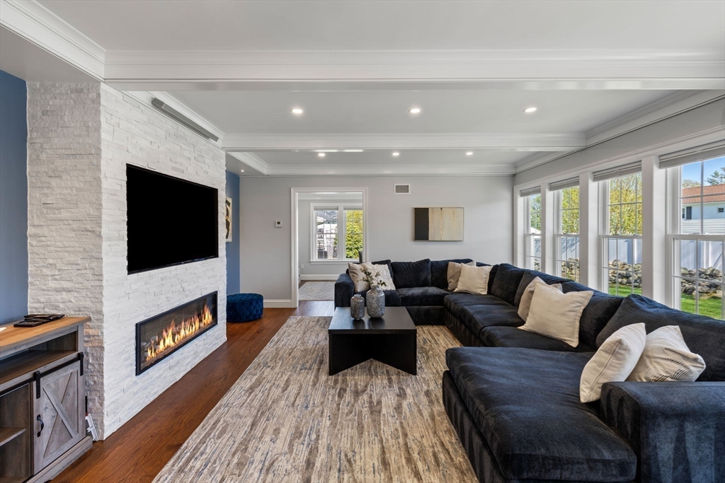 8 Whispering Hill Rd