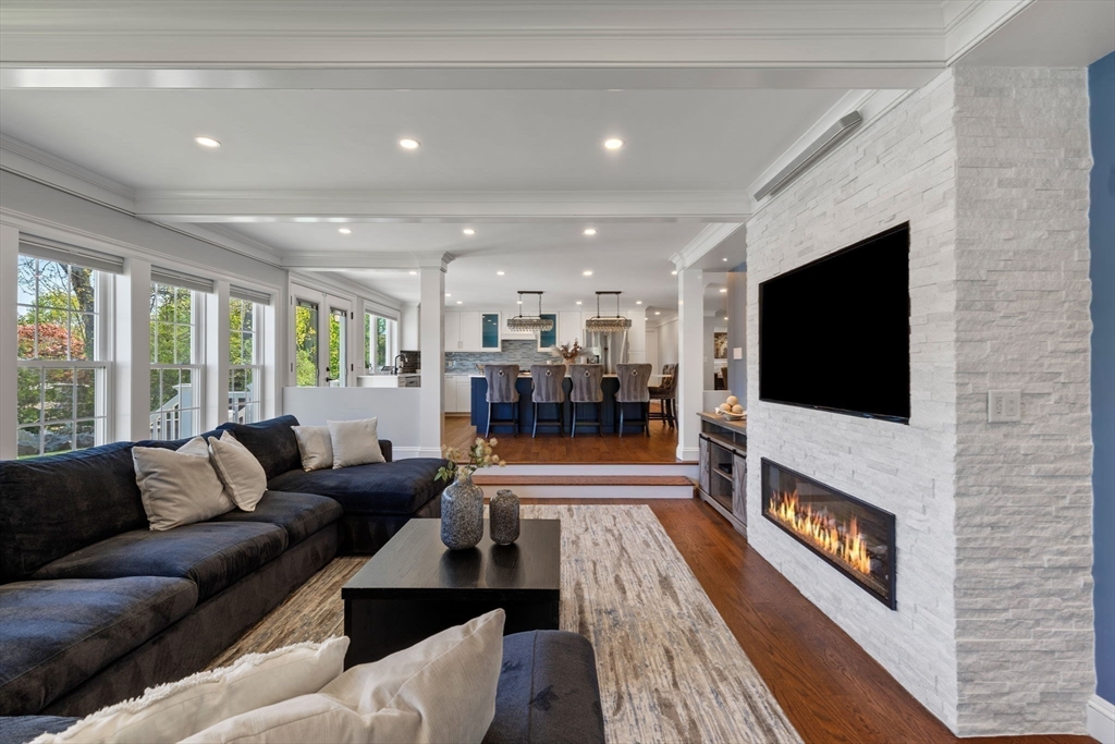 8 Whispering Hill Rd