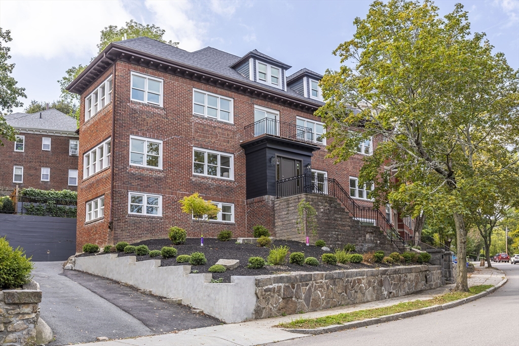 84 Winthrop Rd