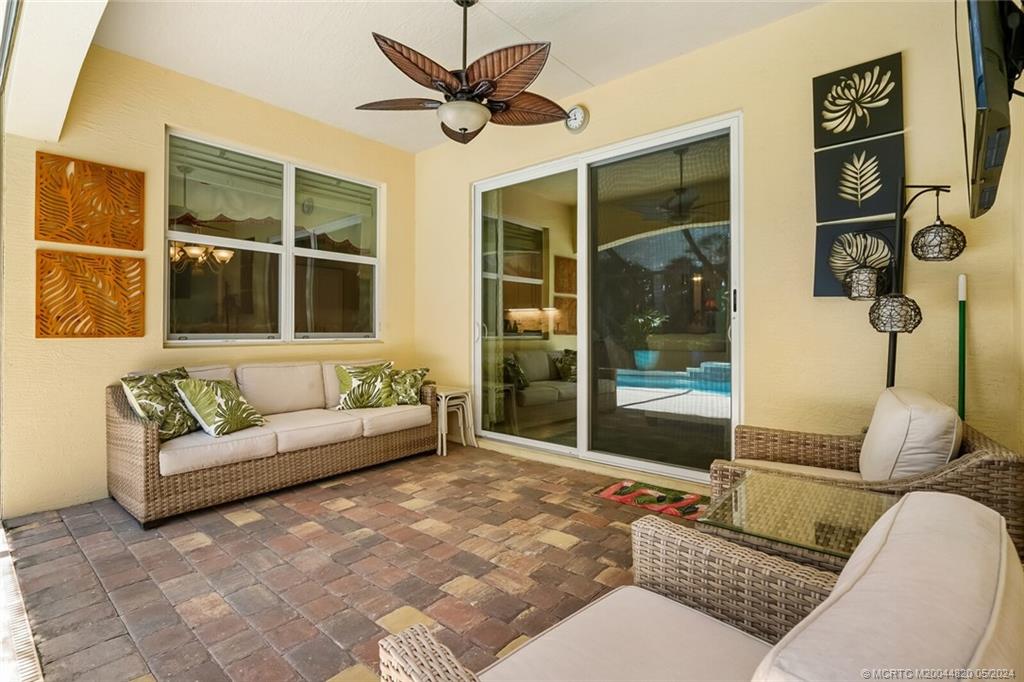 521 NE Abaca Way