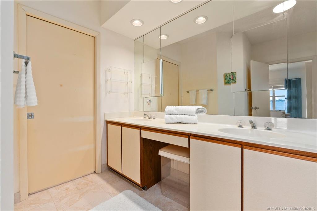 164 NE Edgewater Drive 2105