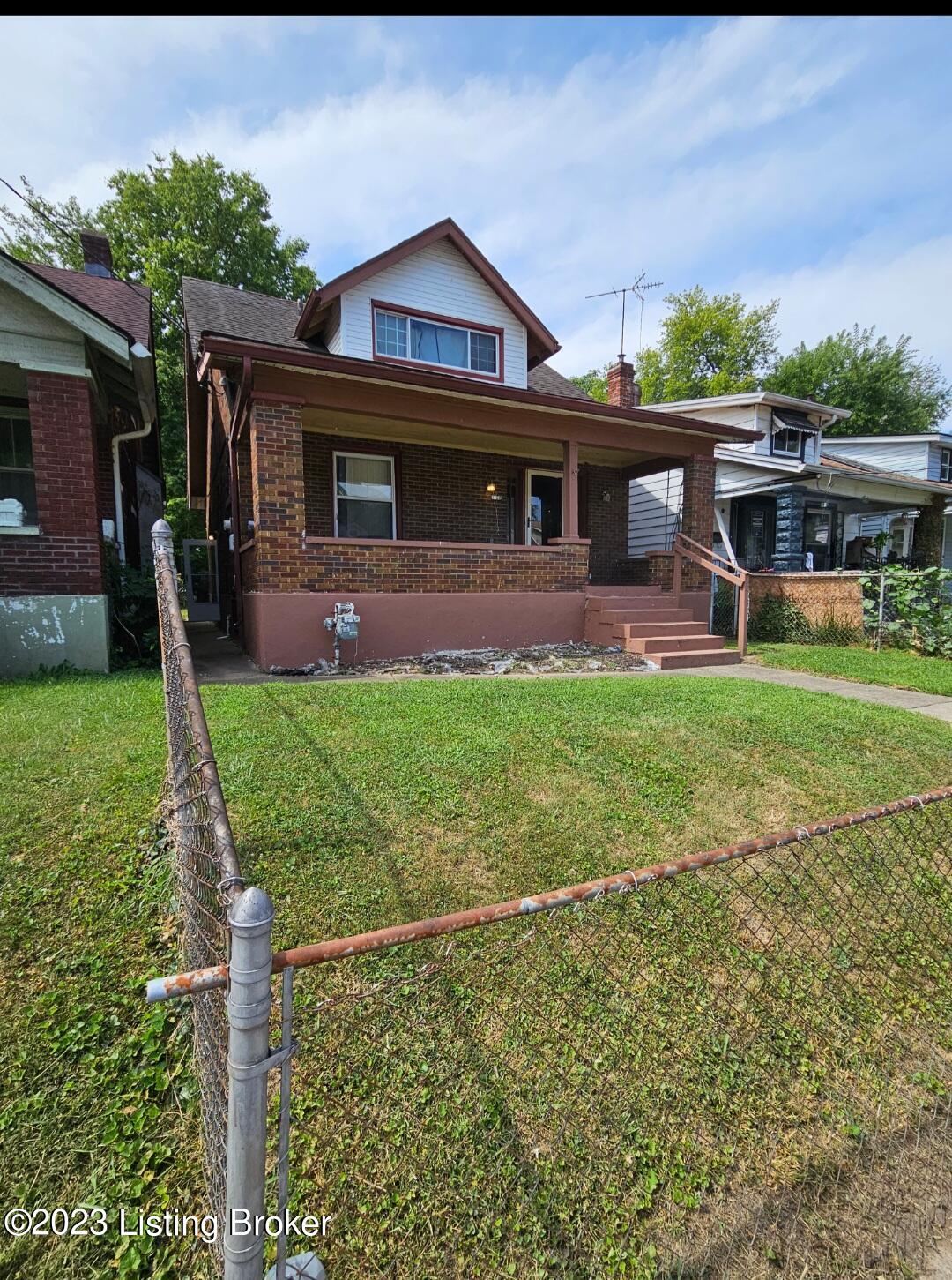 2122 W Gaulbert Ave