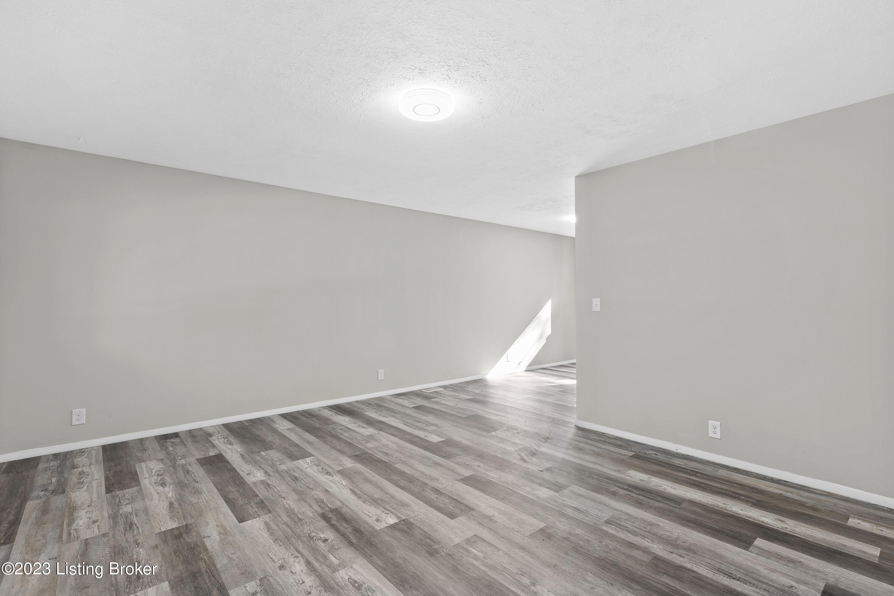 9819 E East Ave