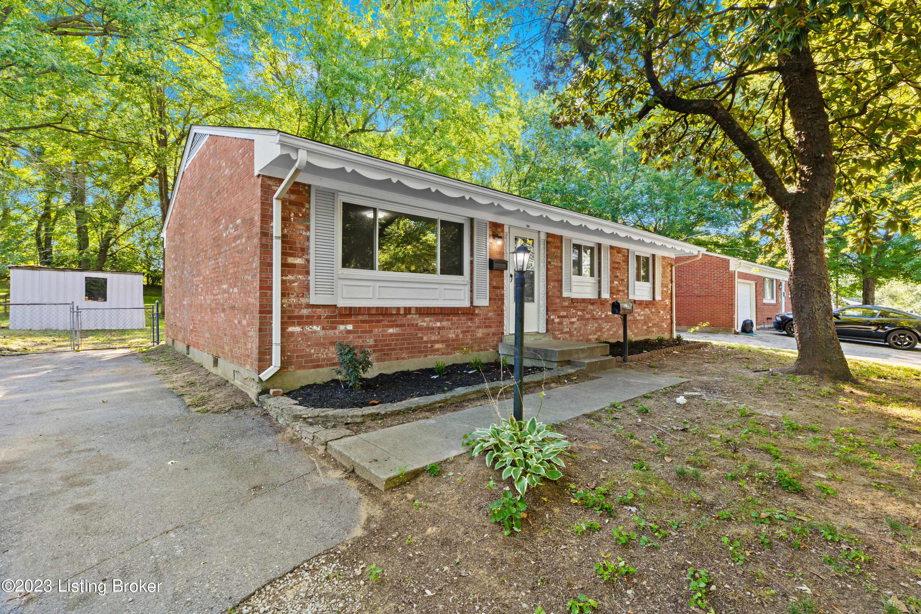 9819 E East Ave