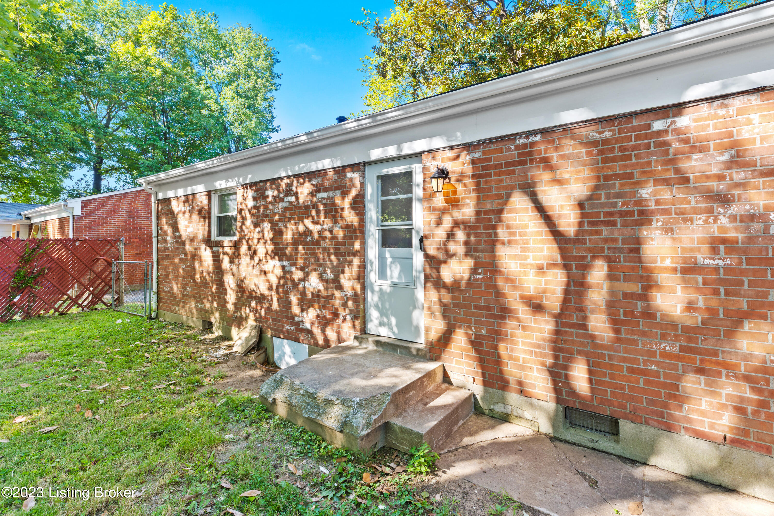 9819 E East Ave