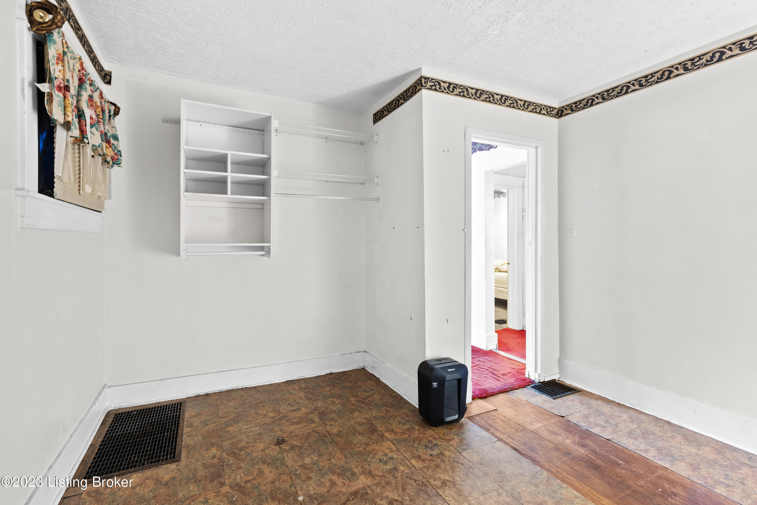 2313 W Lee St