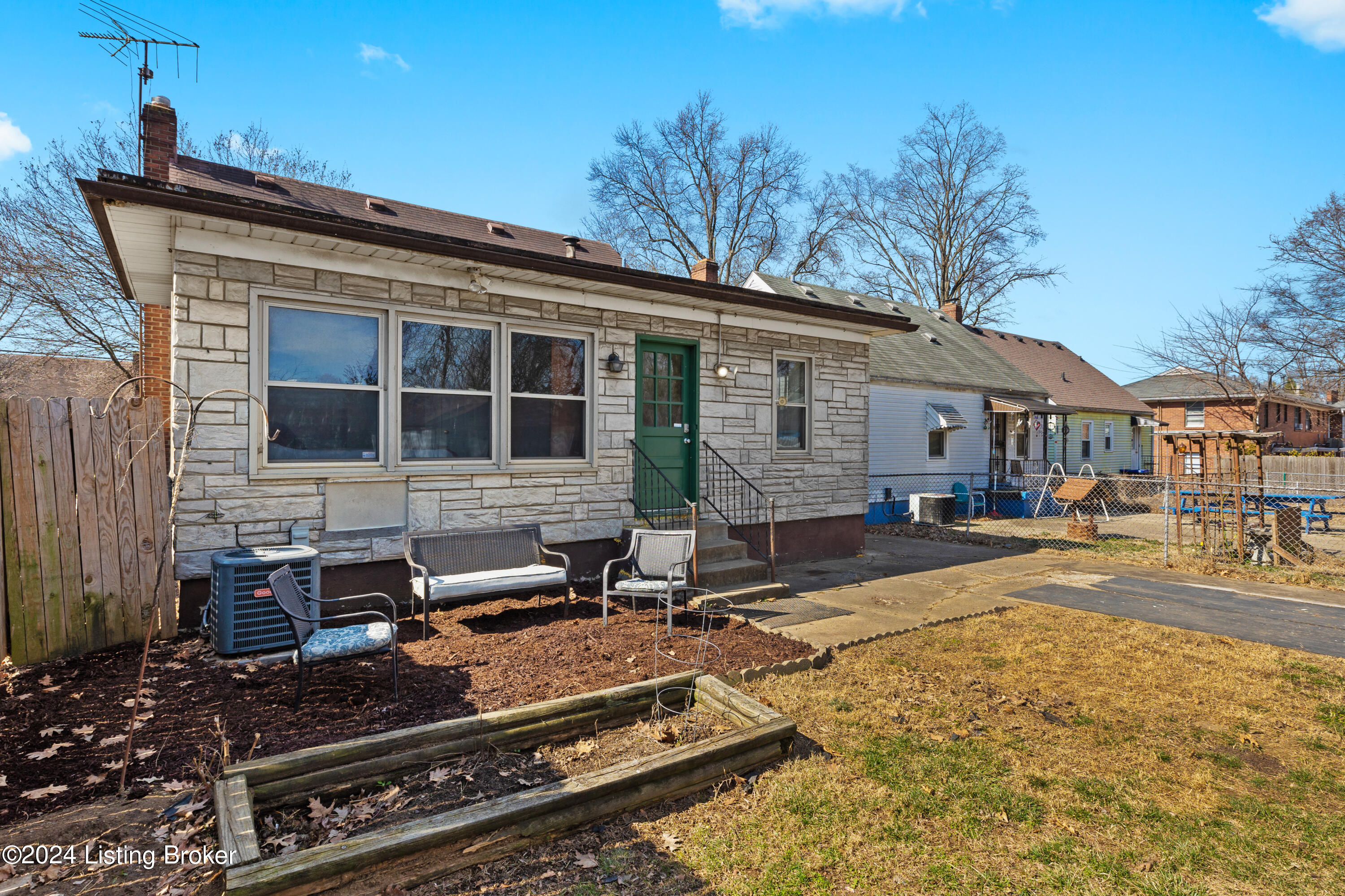 1431 Thornberry Ave