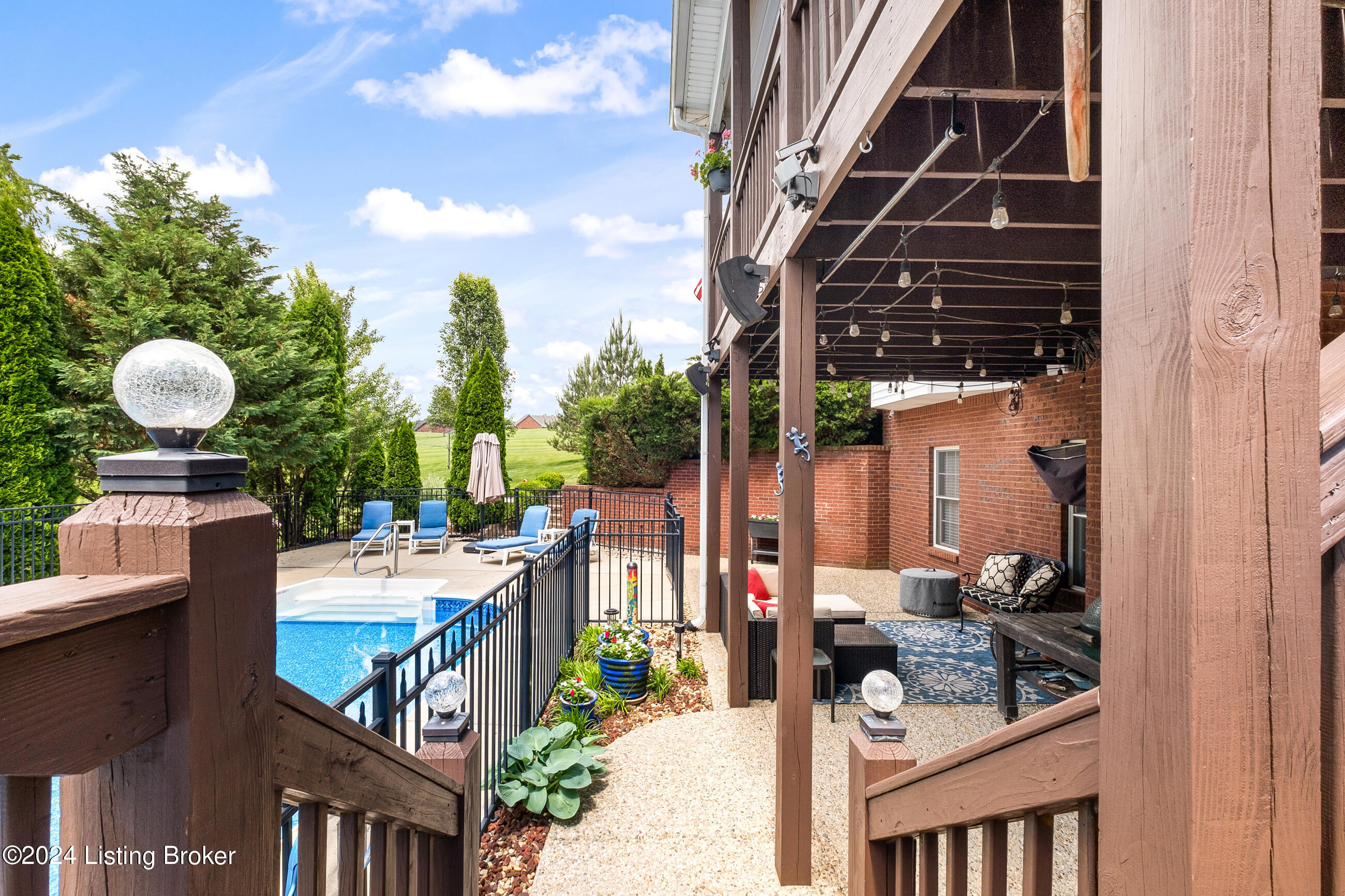 260 Kingswood Ct