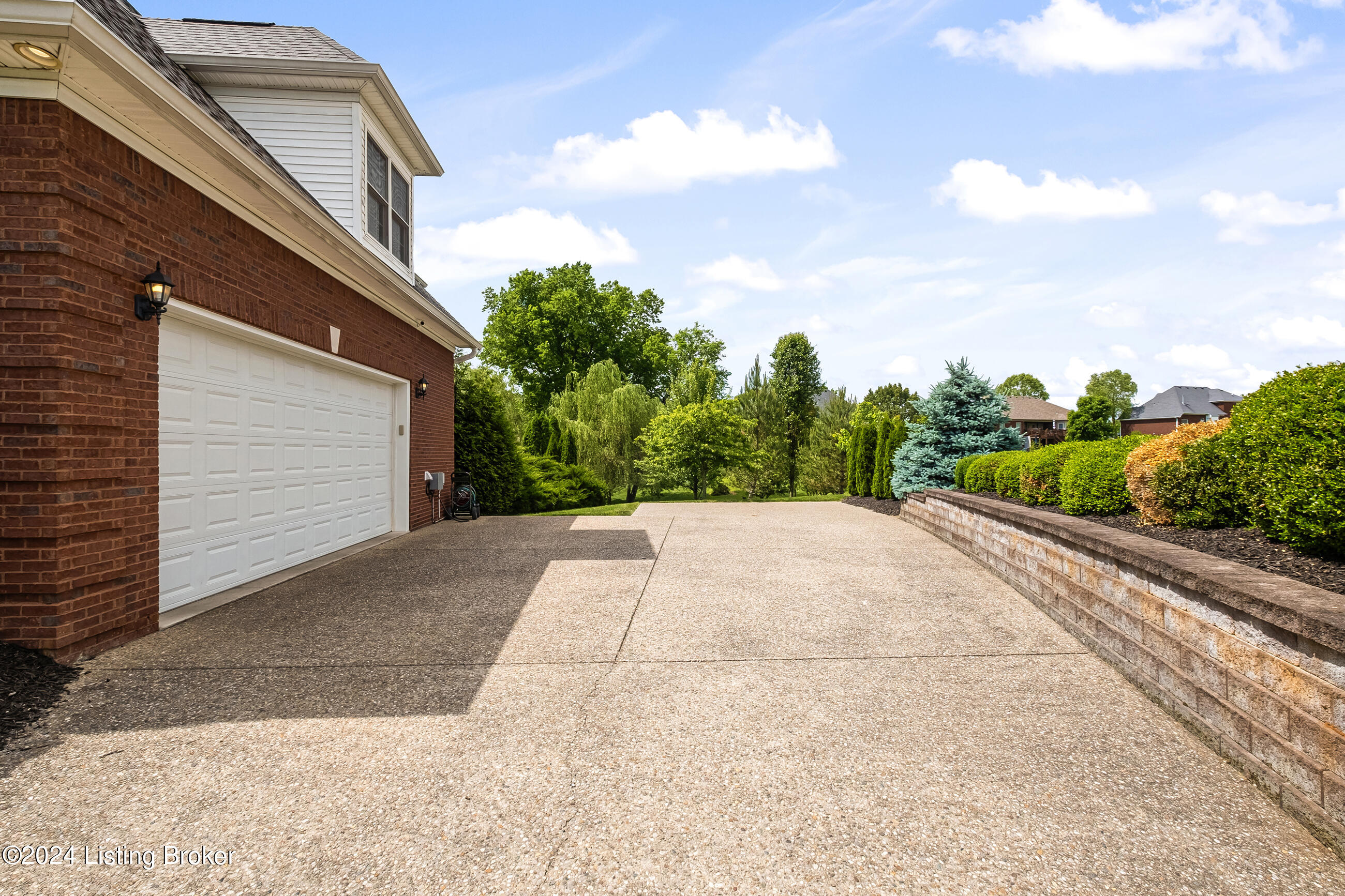 260 Kingswood Ct