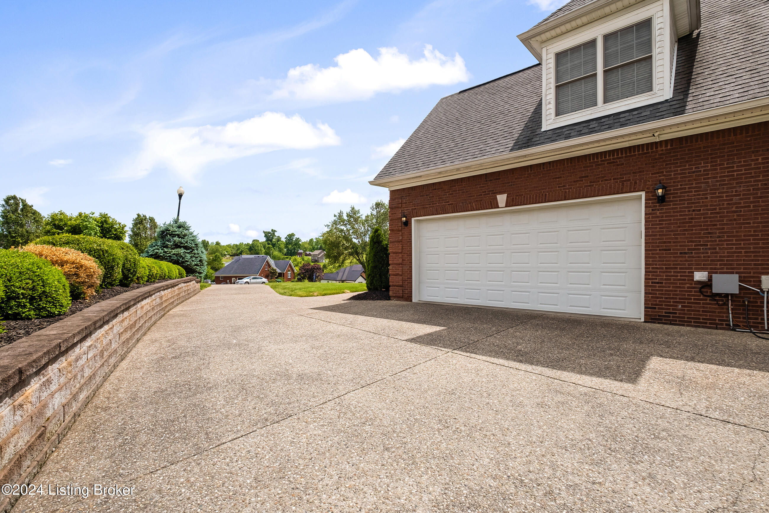 260 Kingswood Ct
