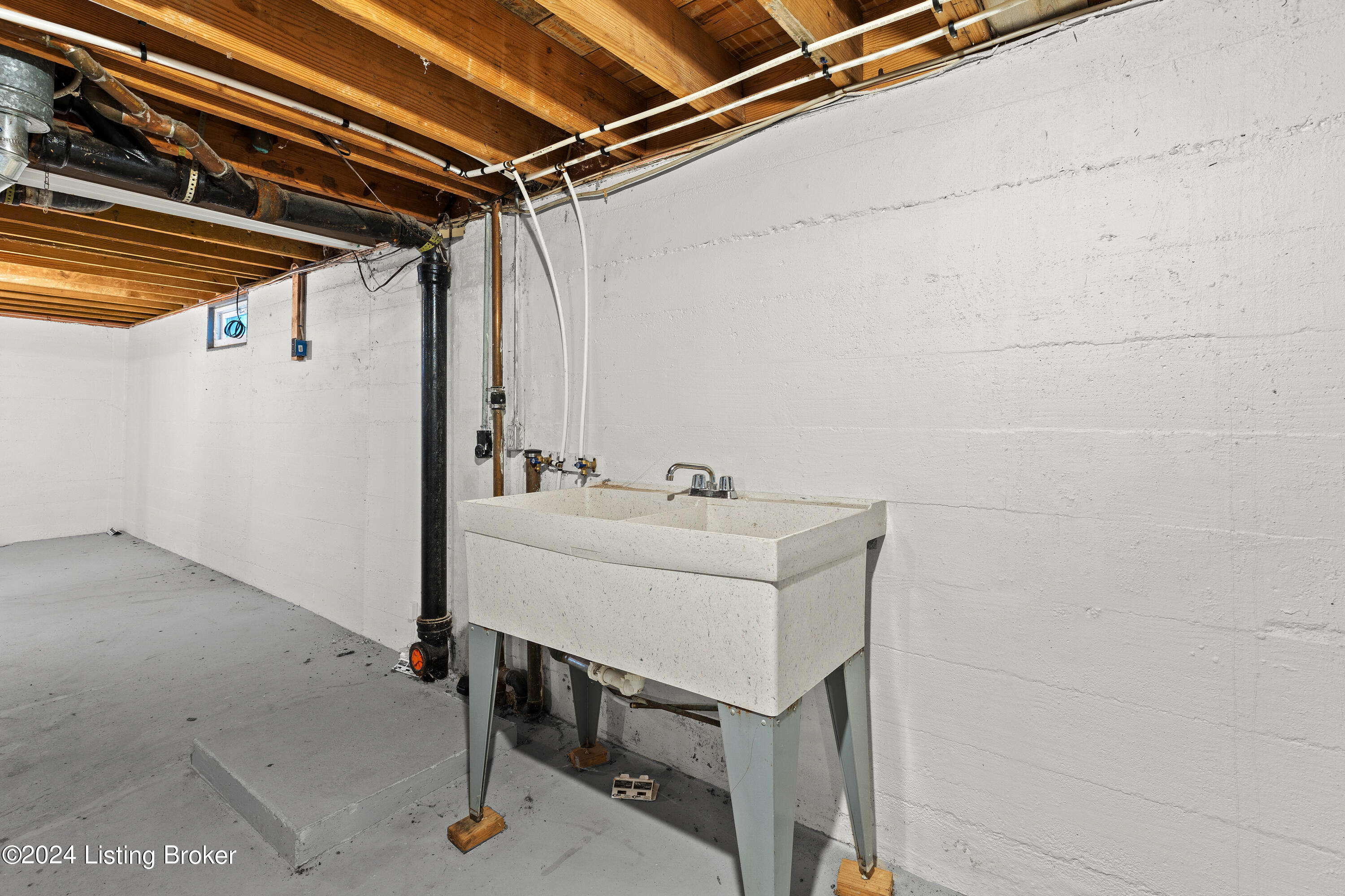 1216 Abbeywood Rd