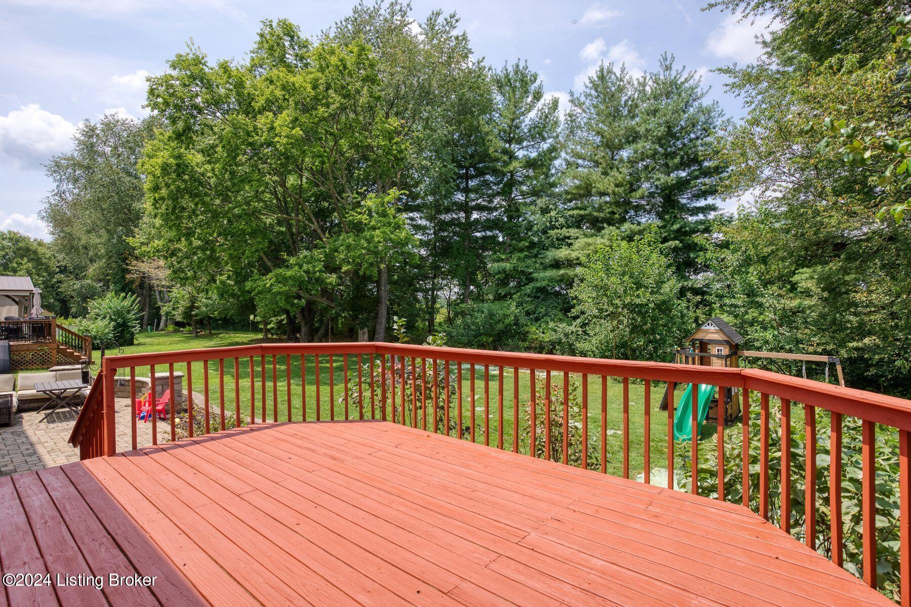 5822 Waveland Cir