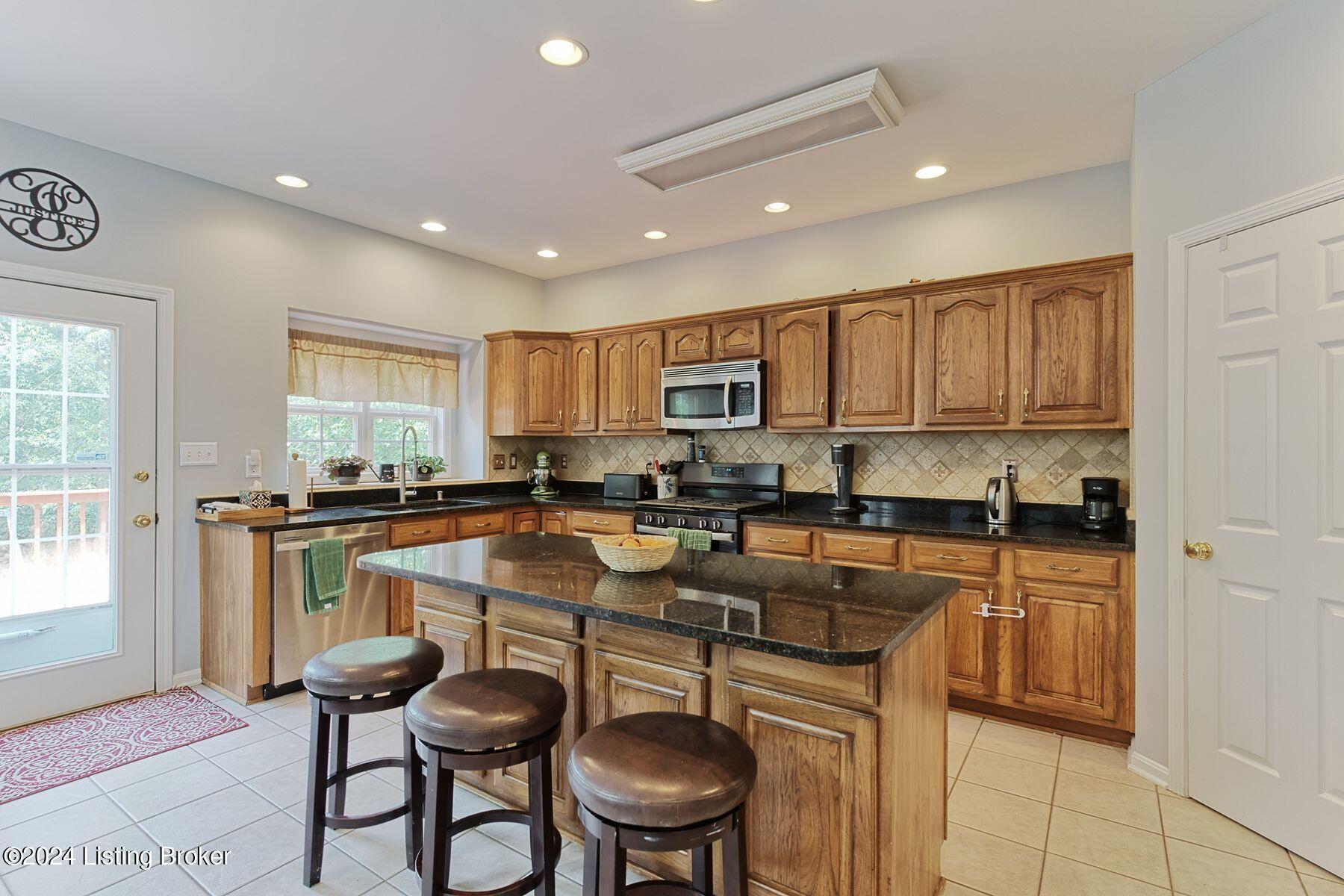 5822 Waveland Cir