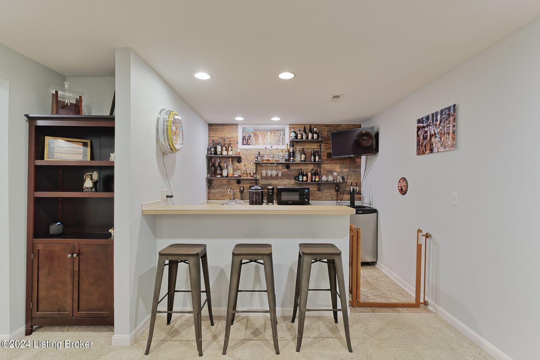 5822 Waveland Cir