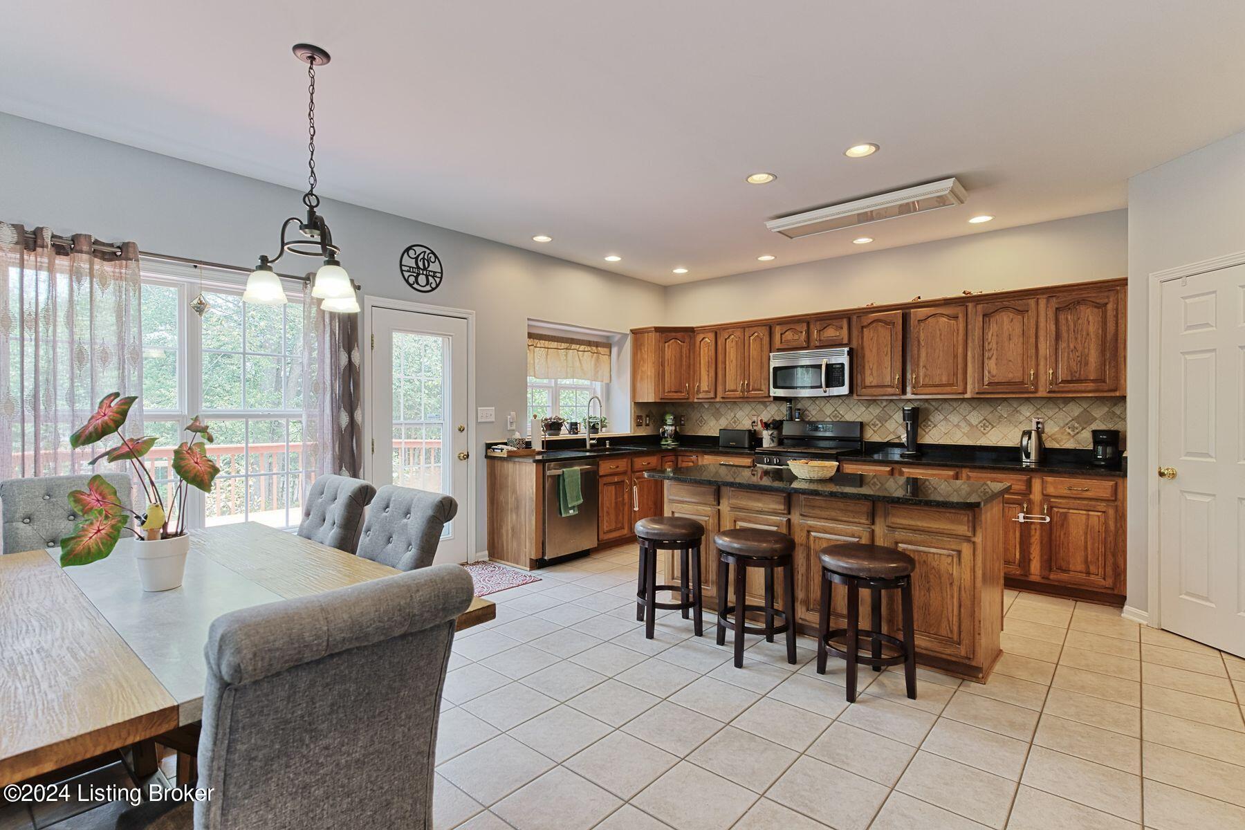 5822 Waveland Cir