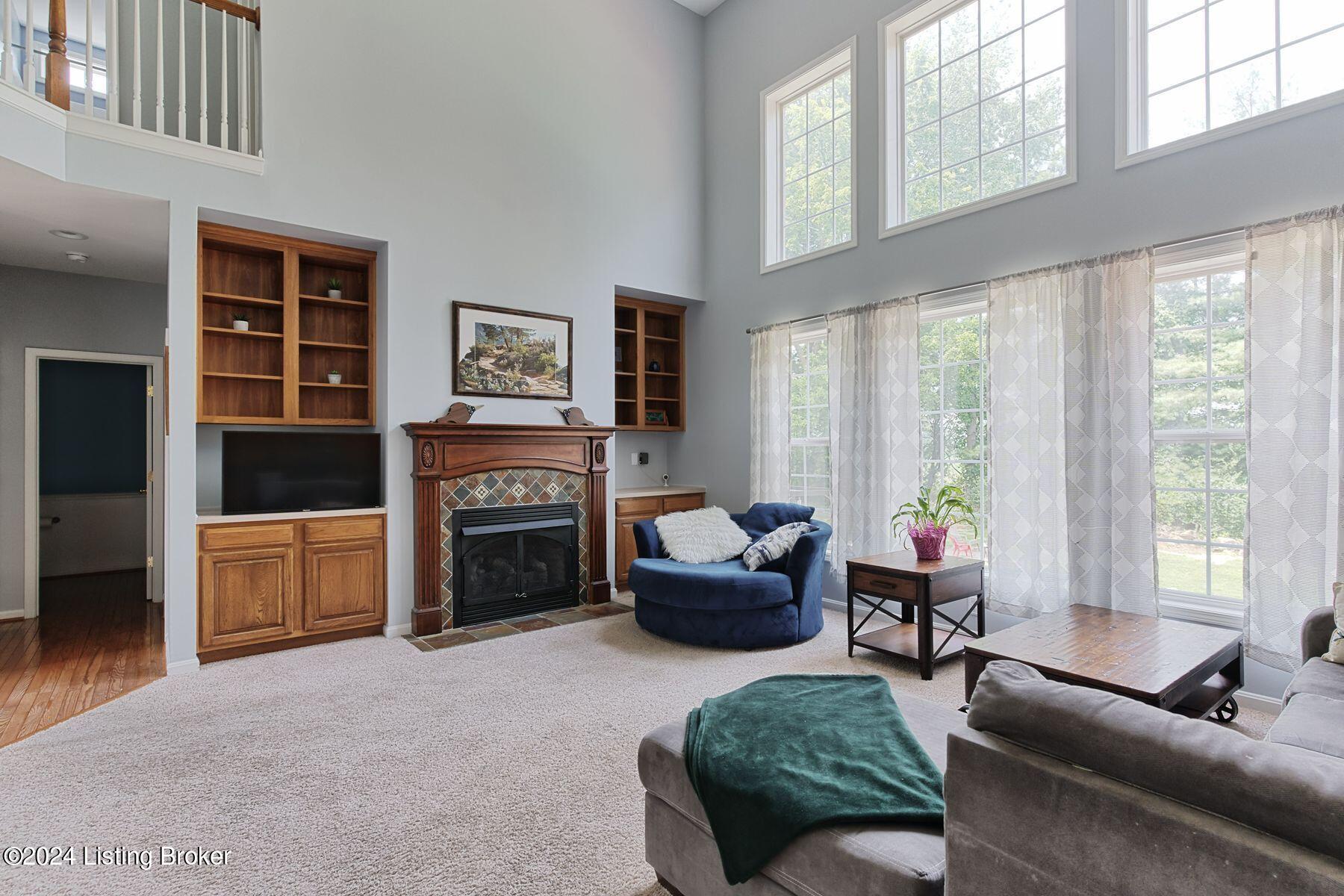 5822 Waveland Cir