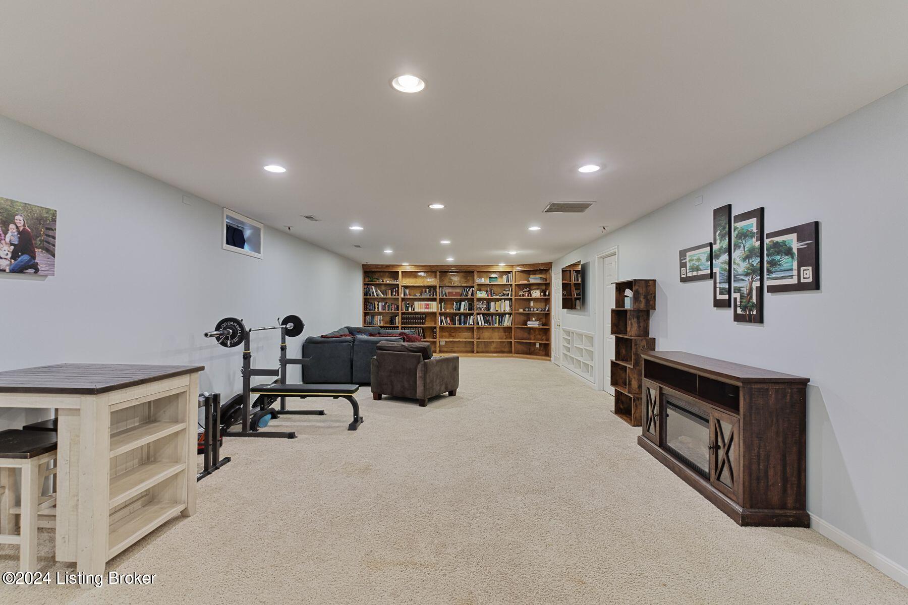5822 Waveland Cir
