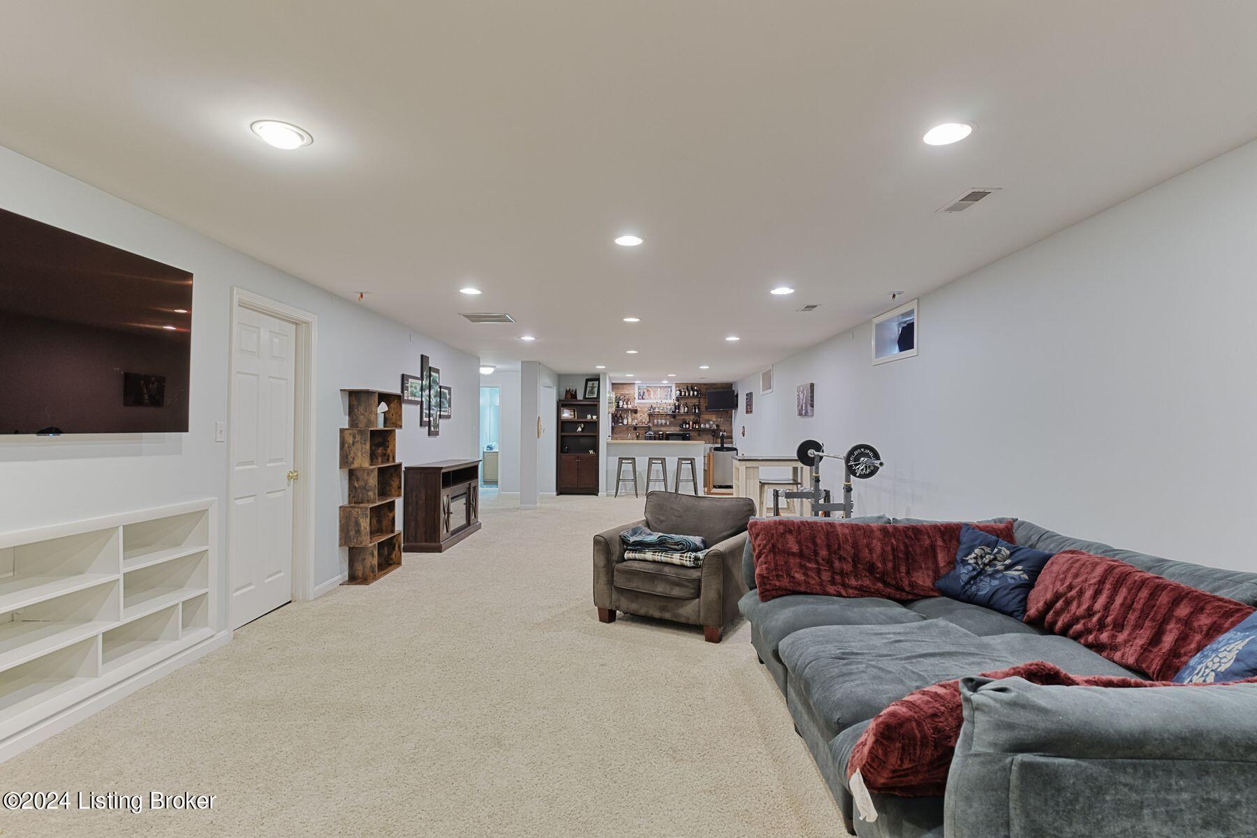 5822 Waveland Cir