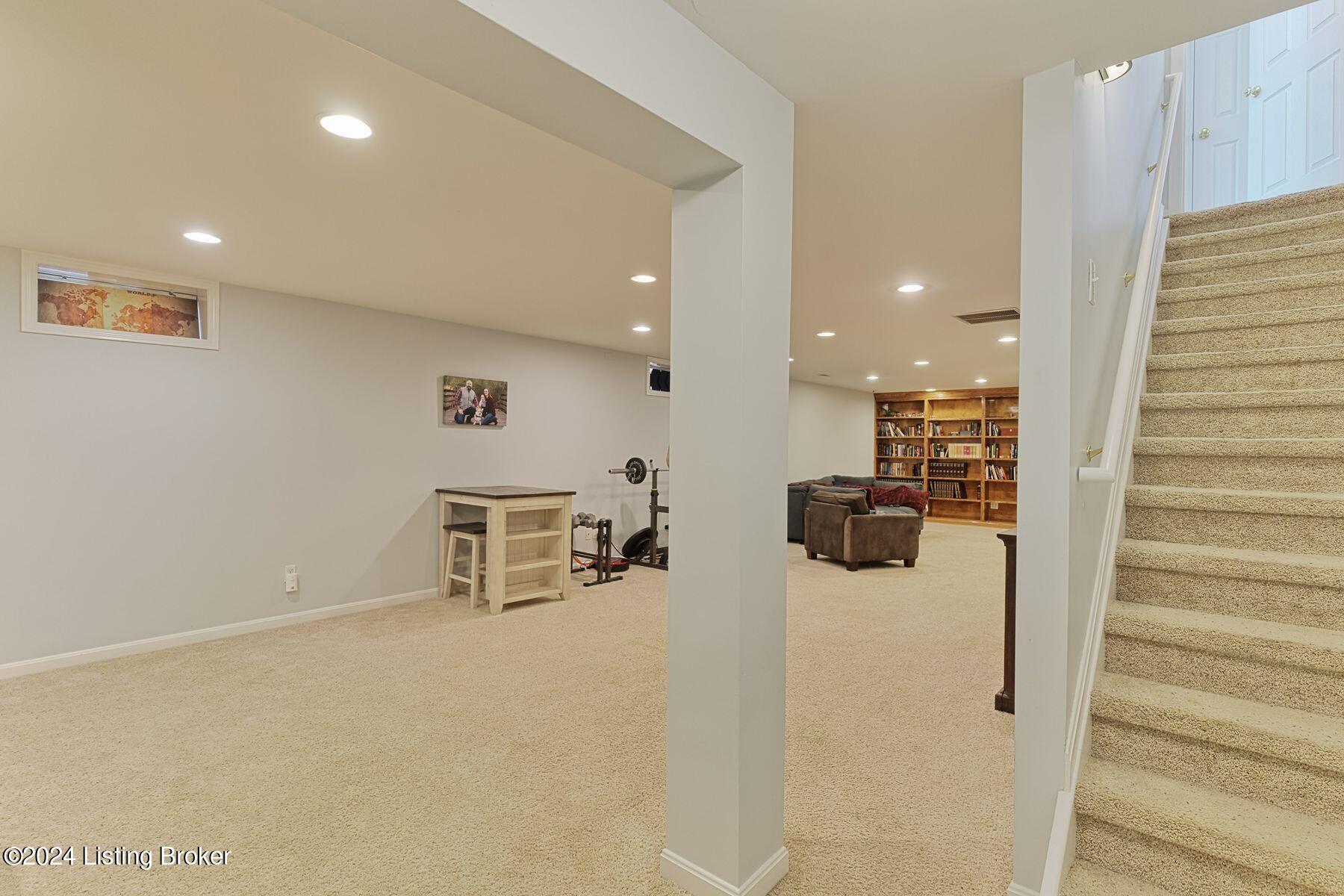 5822 Waveland Cir