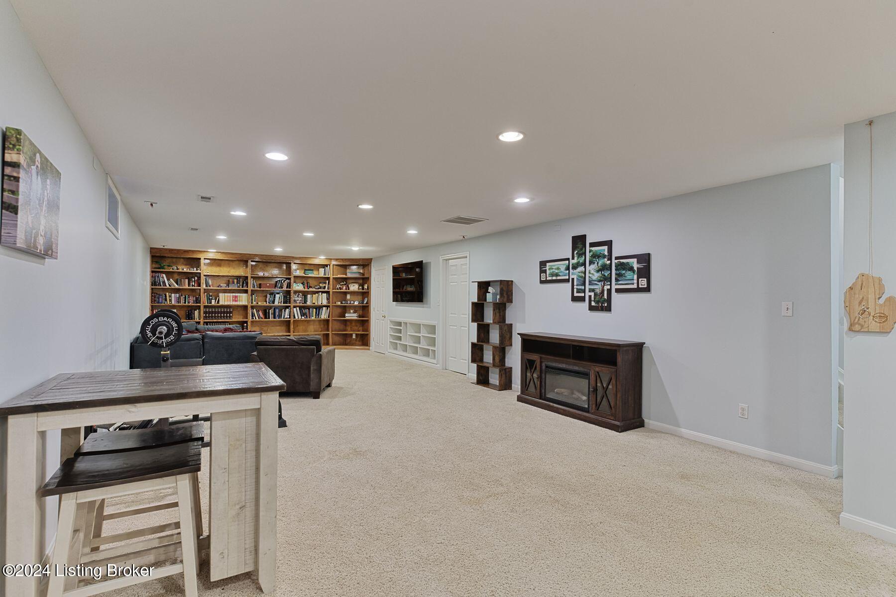 5822 Waveland Cir