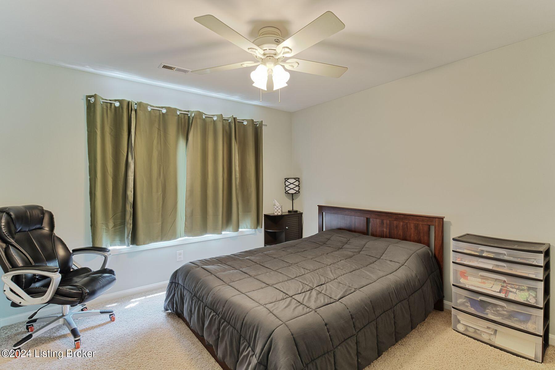 5822 Waveland Cir