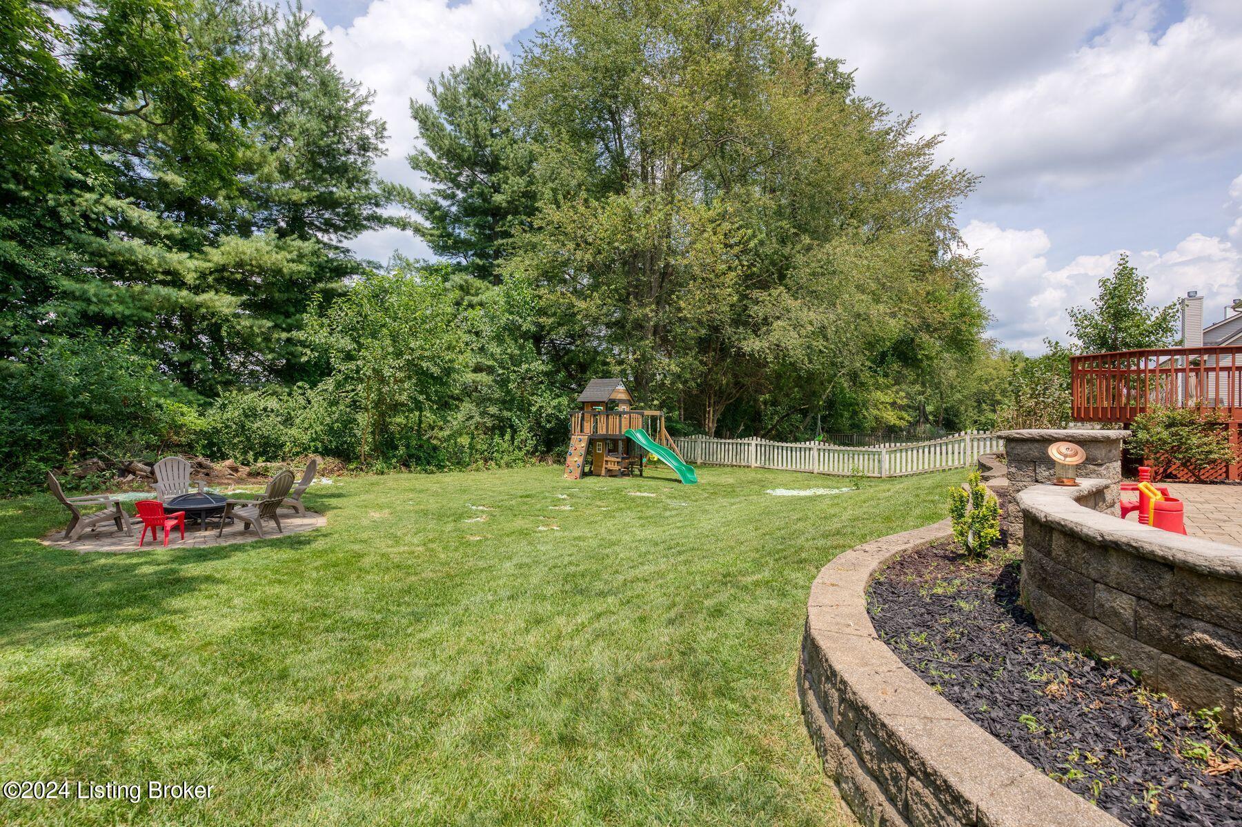 5822 Waveland Cir