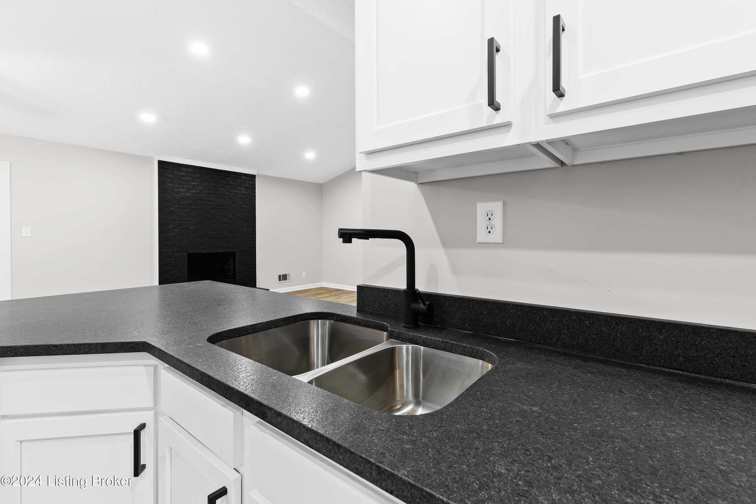 8607 Gainsborough Dr