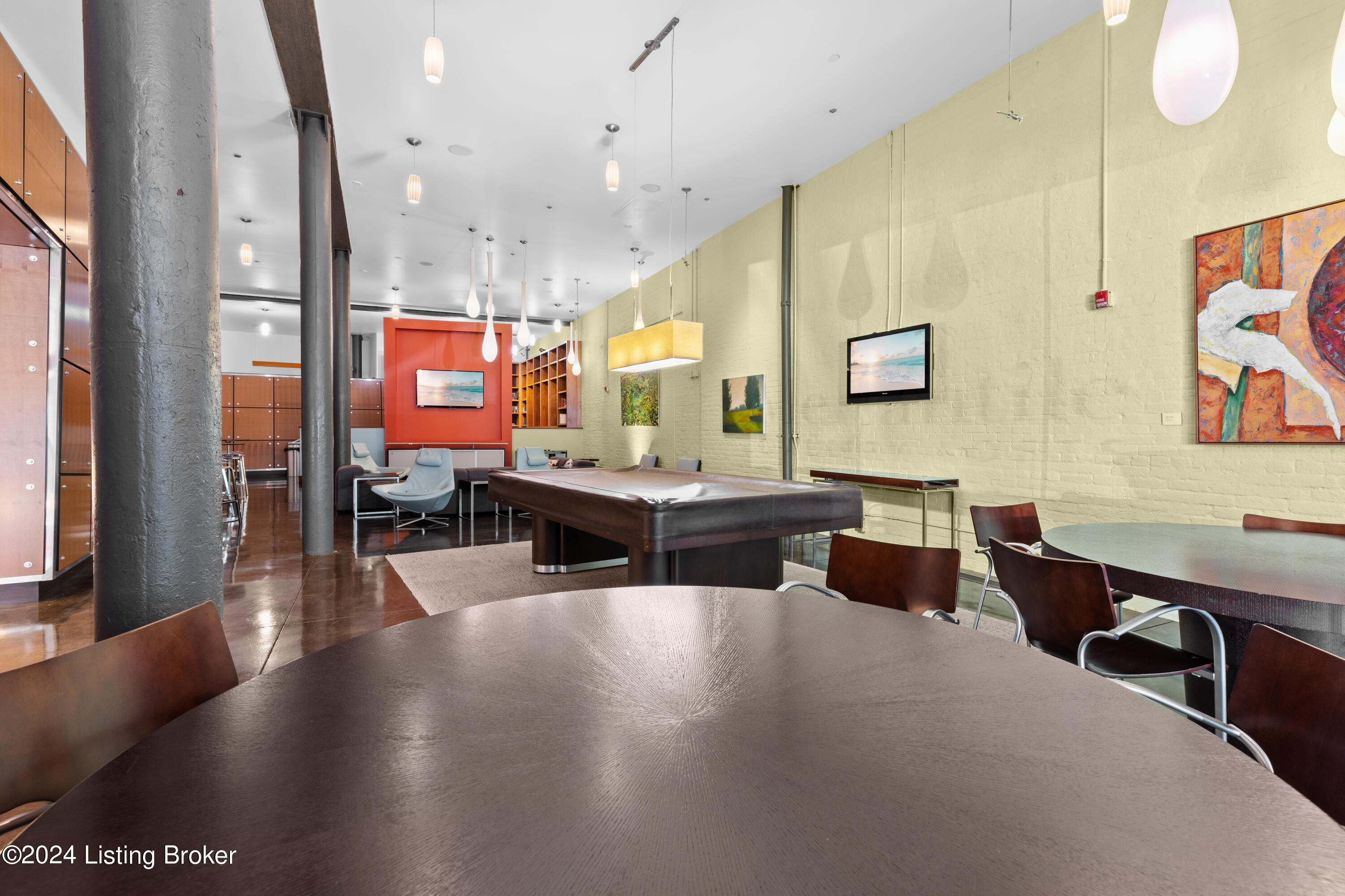 309 E Market St, 302