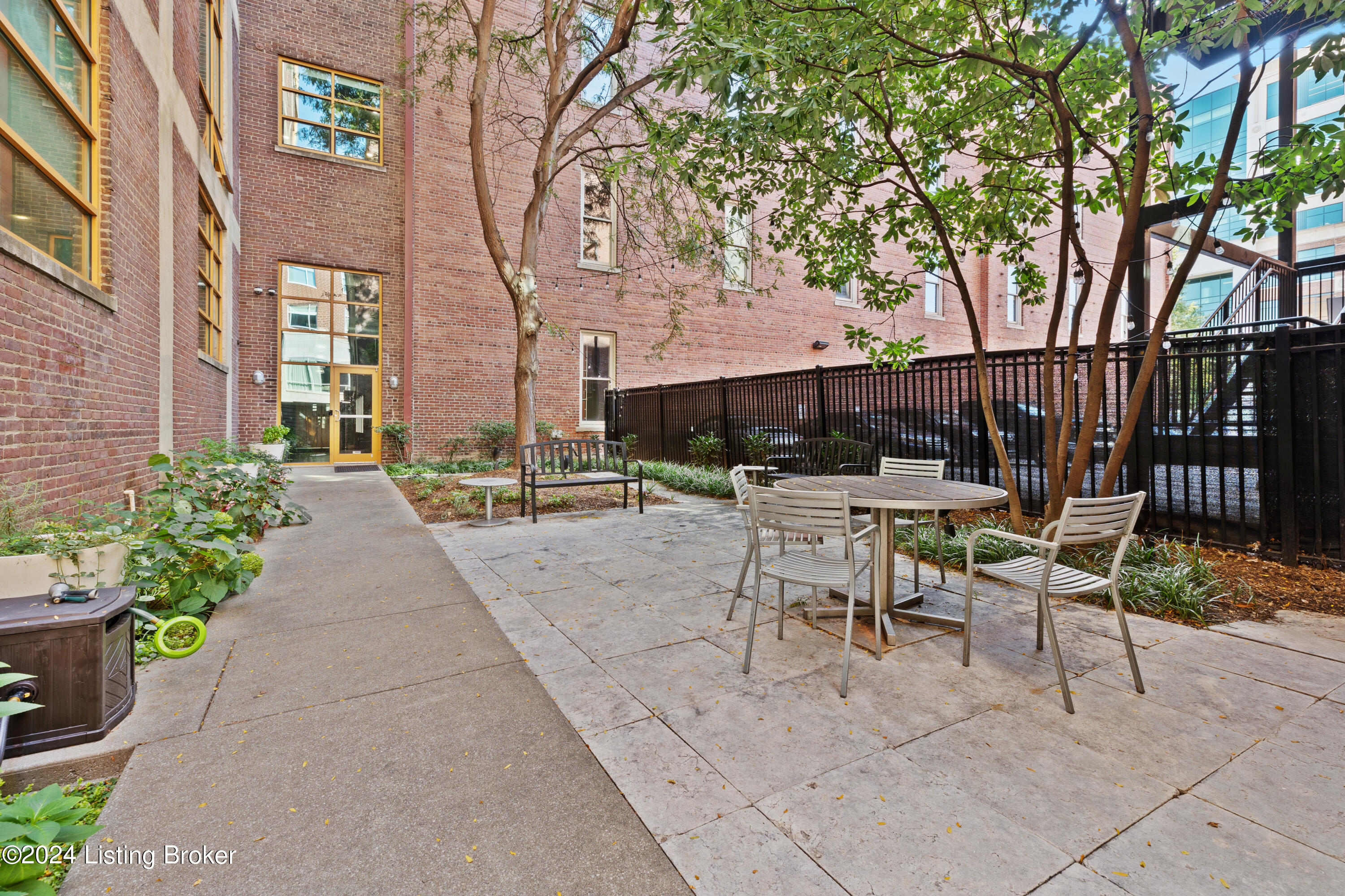 309 E Market St, 302