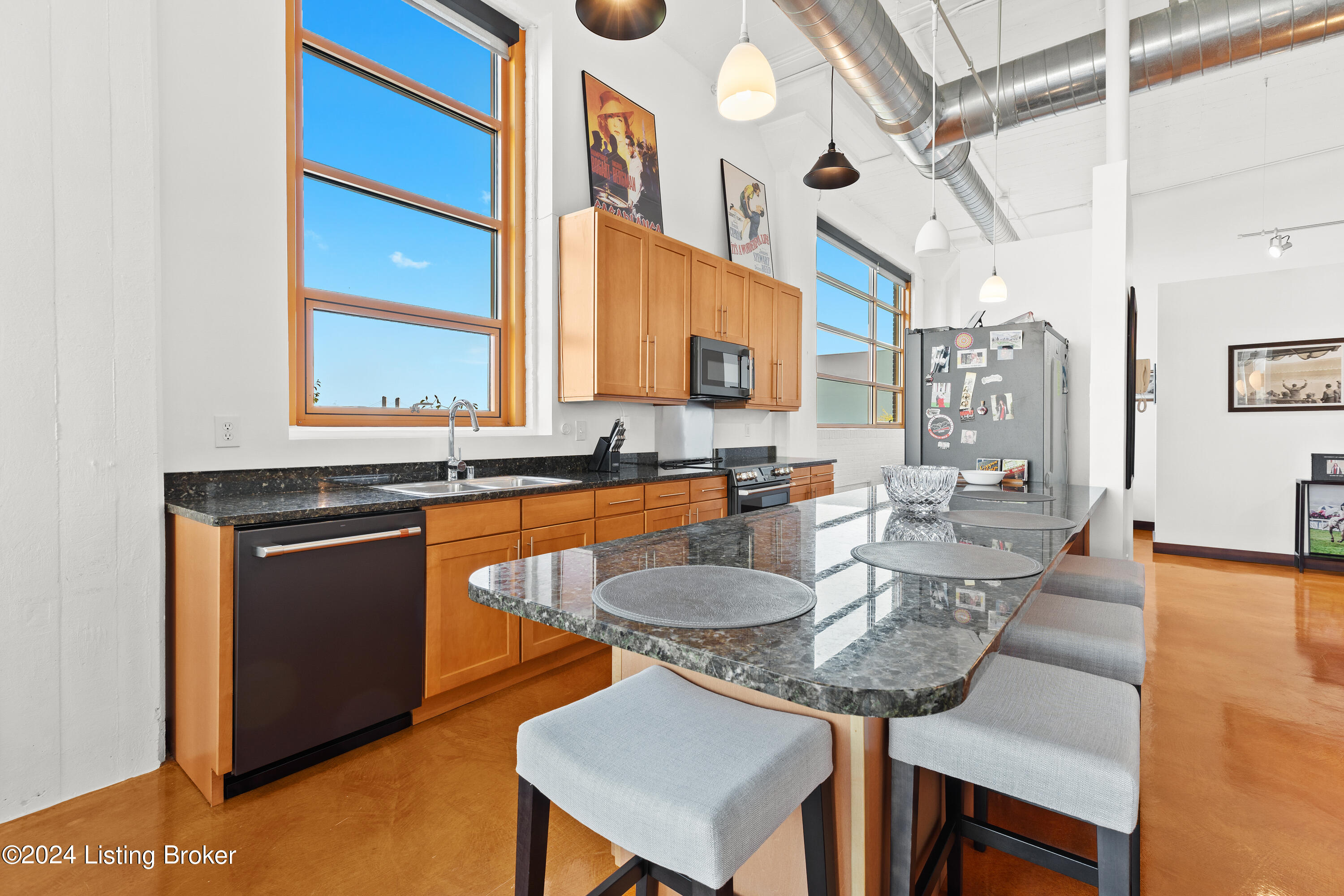 309 E Market St, 302