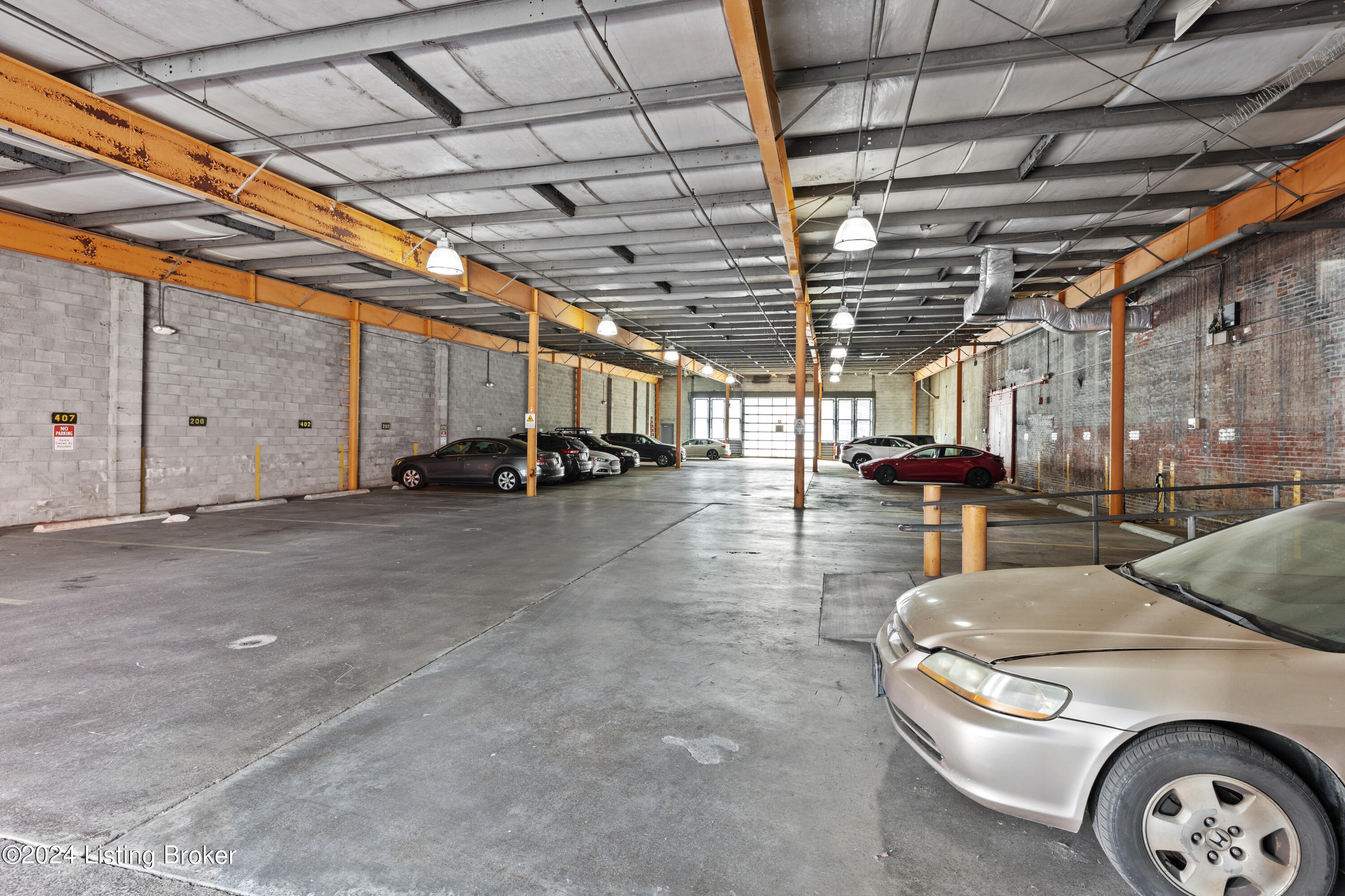 309 E Market St, 302