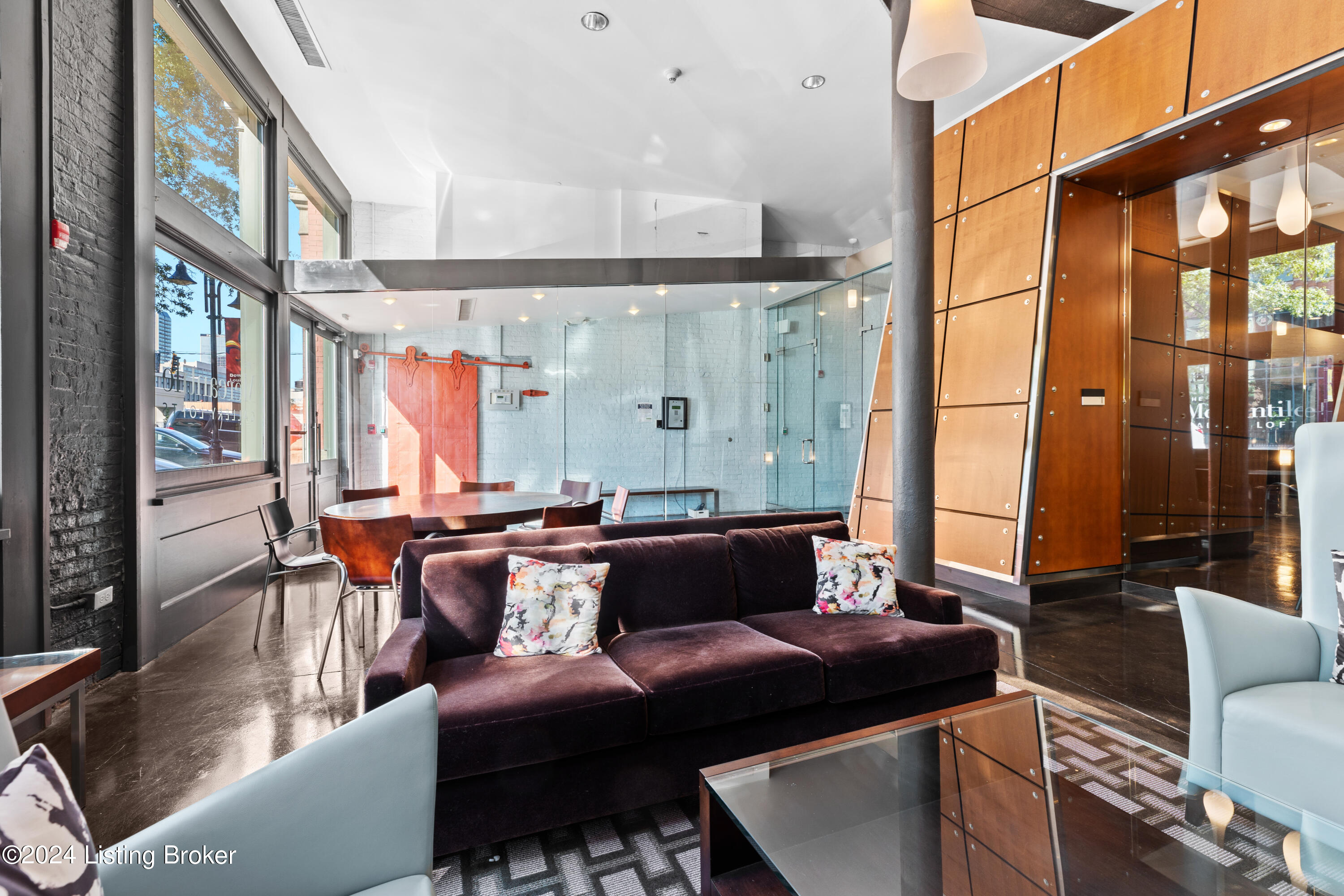 309 E Market St, 302