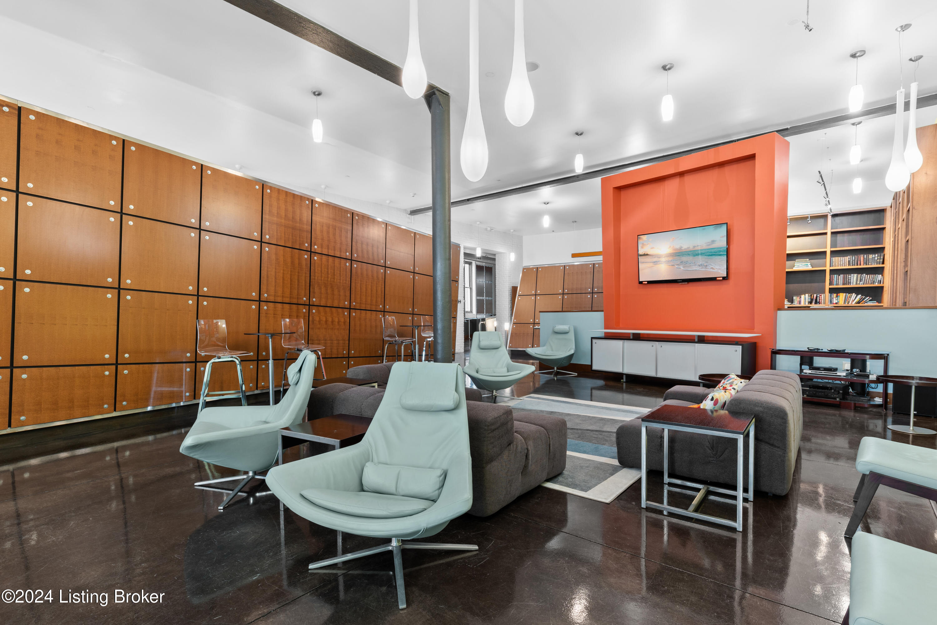 309 E Market St, 302