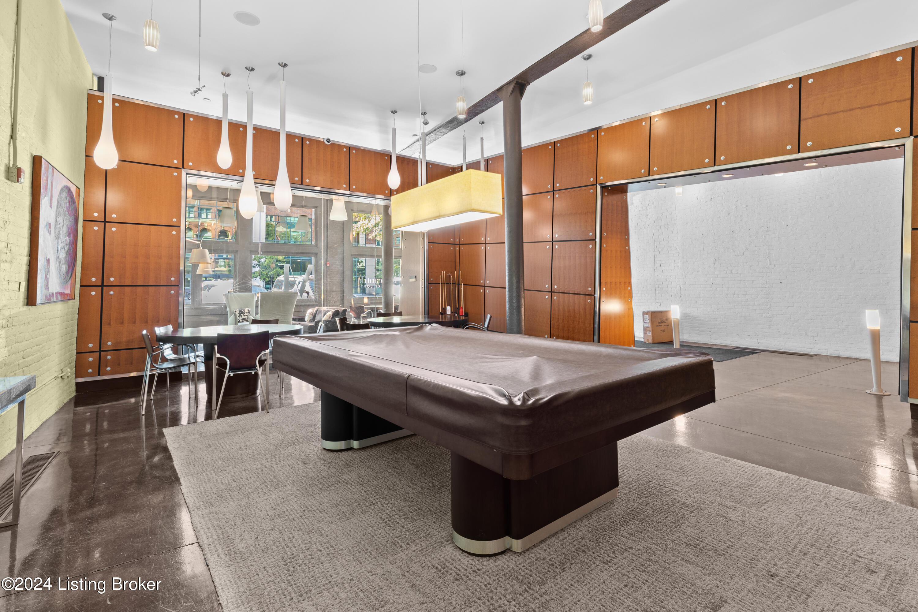 309 E Market St, 302